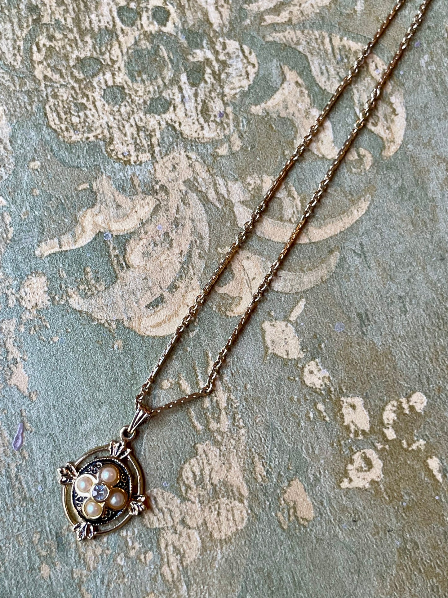 Incantevole girocollo con pendente firmata Avon, 1950/60