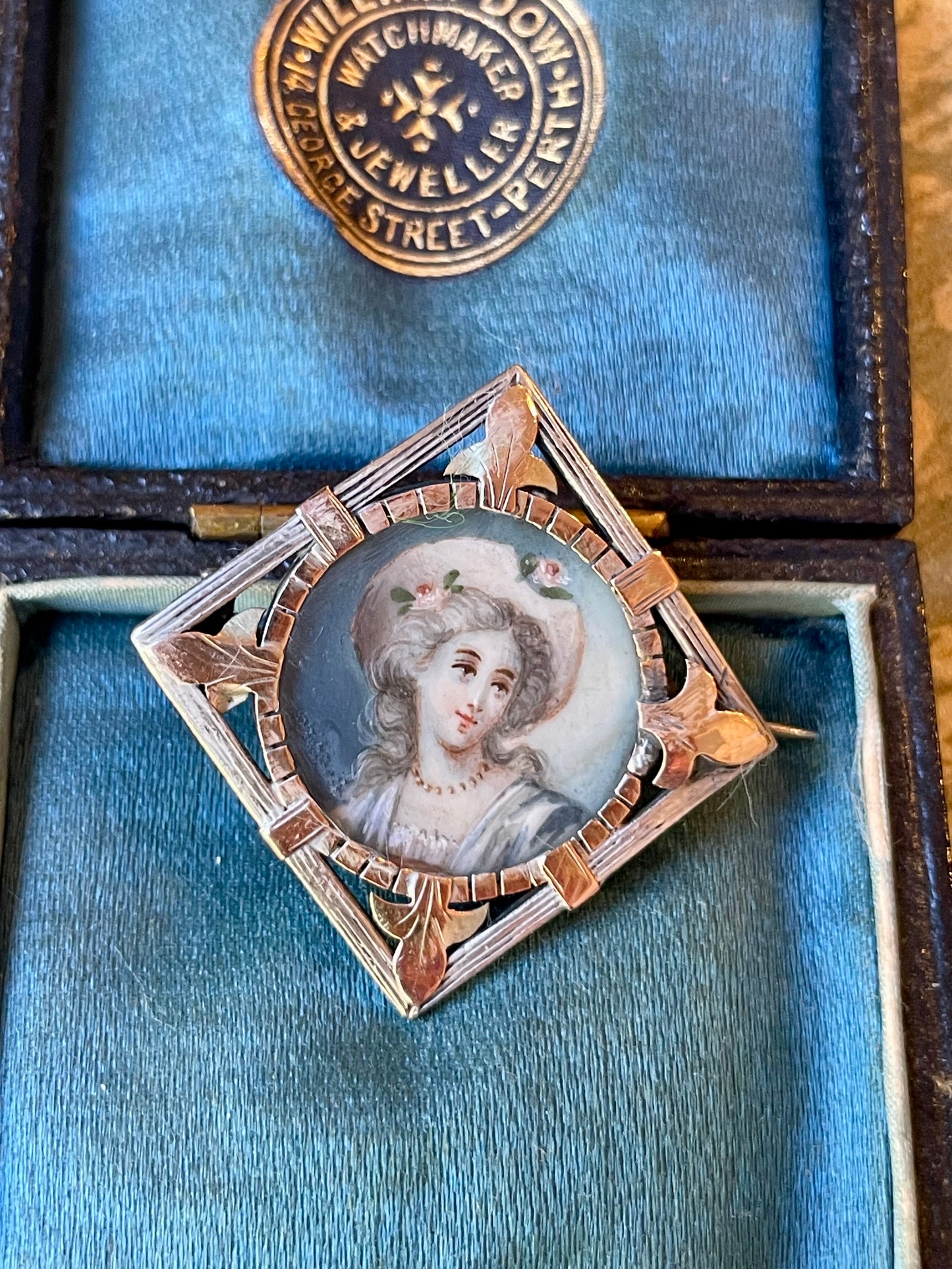 Raffinata spilla con miniatura dipinta con ritratto di dama, epoca vittoriana