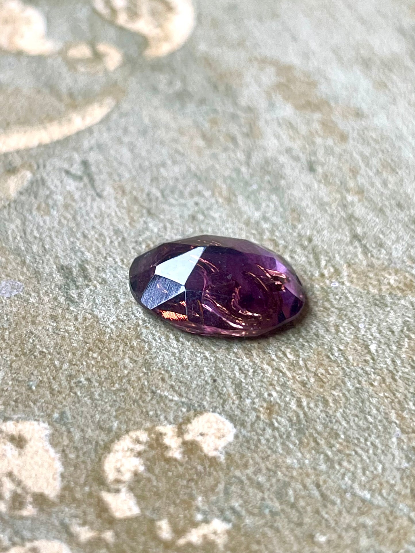 Intaglio con iniziale S in Gemma di vetro ametista antica, epoca vittoriana