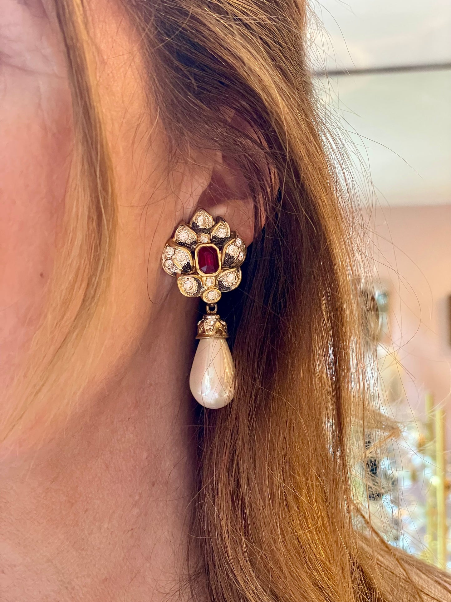 Stupendi orecchini con perla a goccia e cristalli, anni ‘80