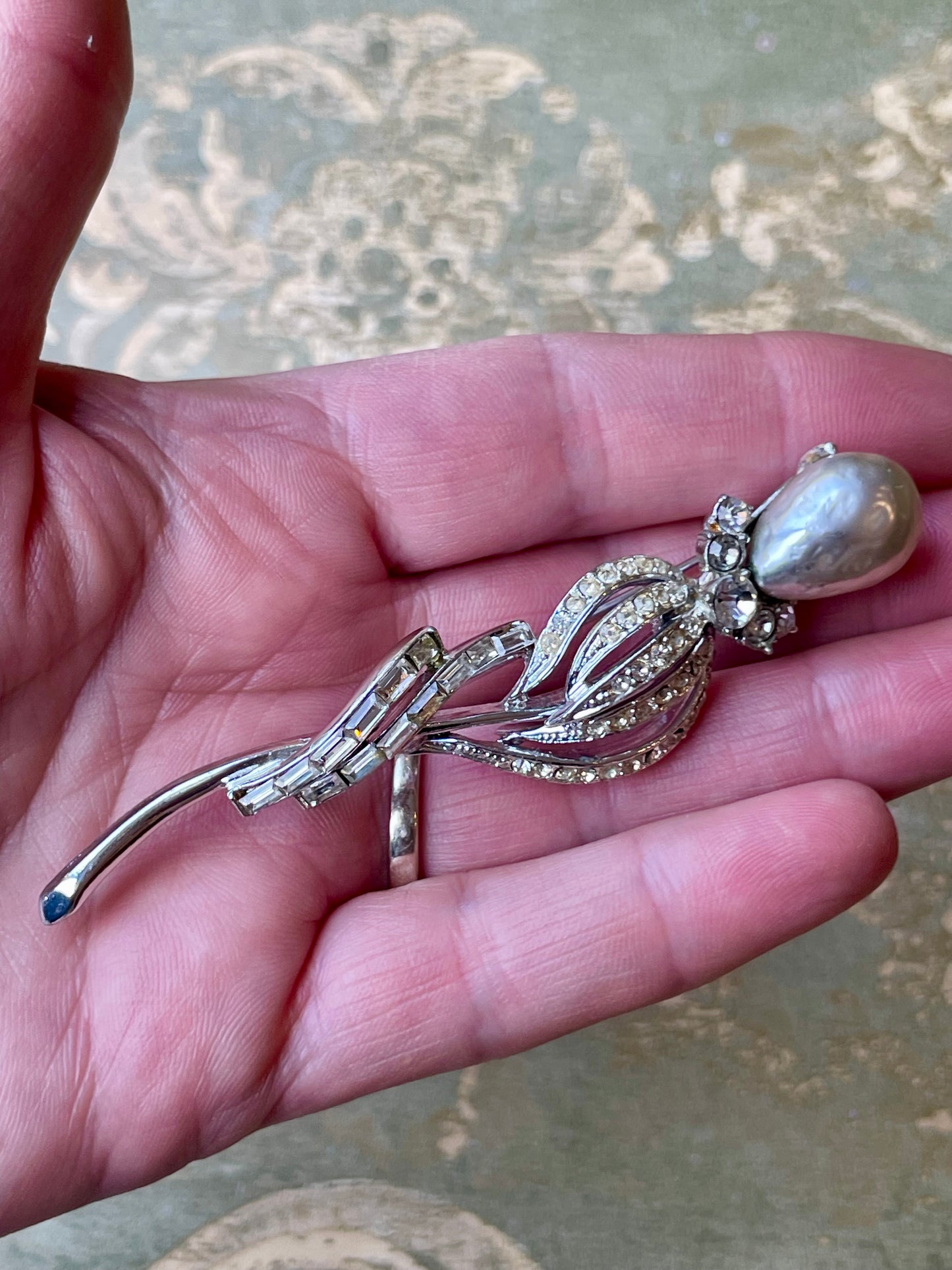 Spilla Bocciolo di Rosa in cristalli bianchi, Coro, anni ‘50