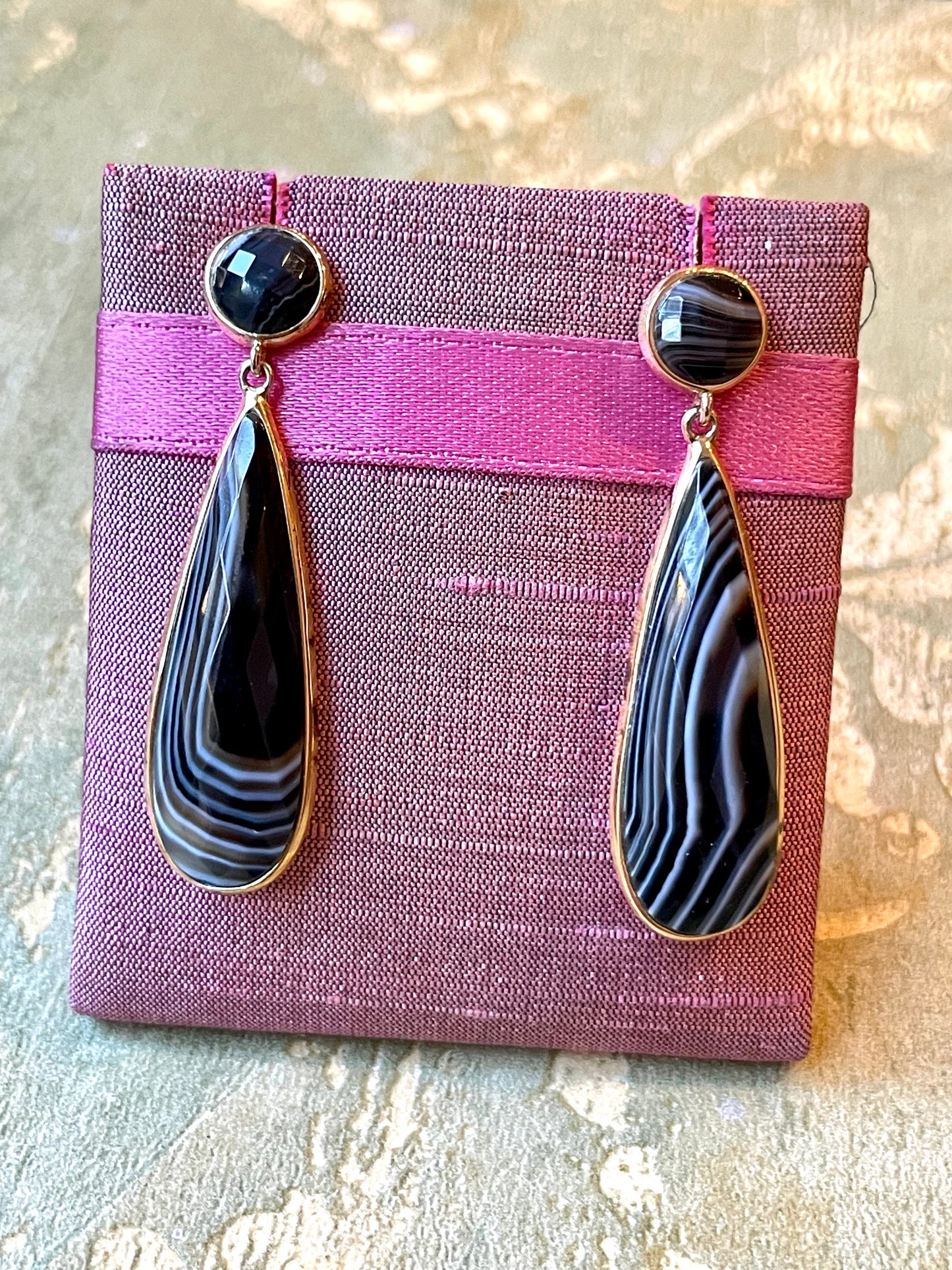 Incantevoli orecchini a goccia in agata fasciata, epoca vittoriana