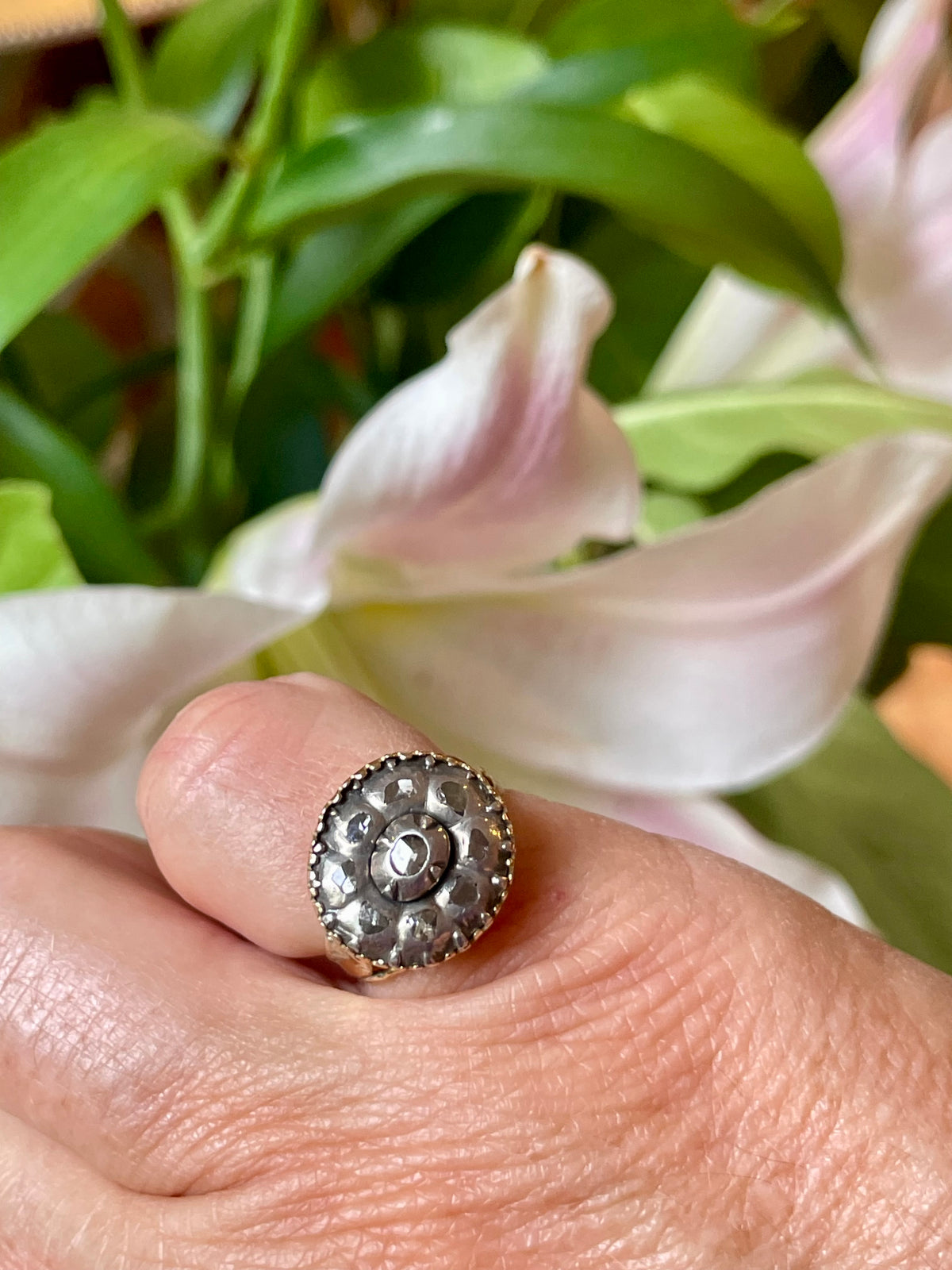 Anello cluster ring in oro giallo, argento e rosette di diamanti, epoca georgiana