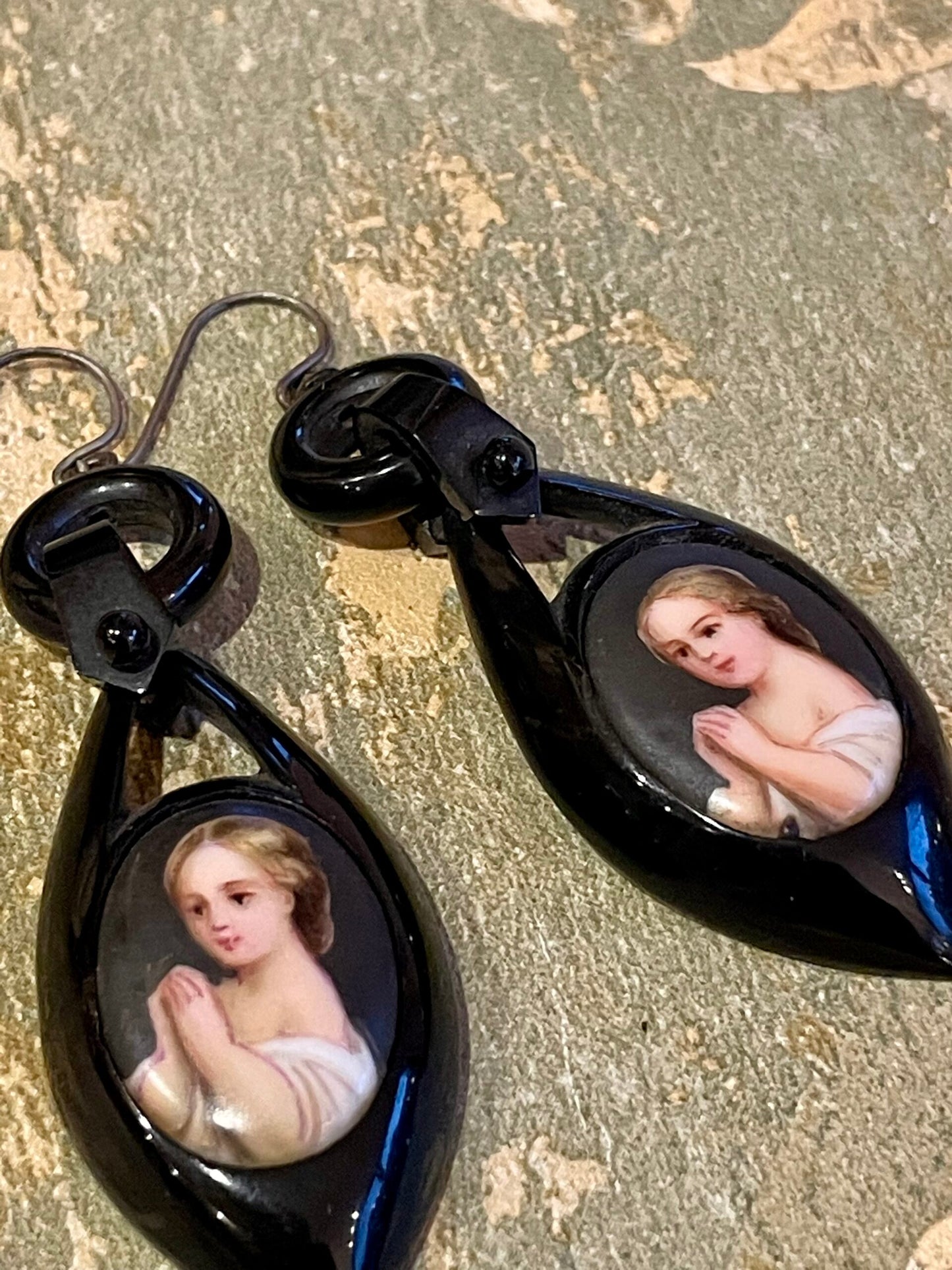 Orecchini vittoriani in whitby jet e miniatura dipinta, epoca vittoriana