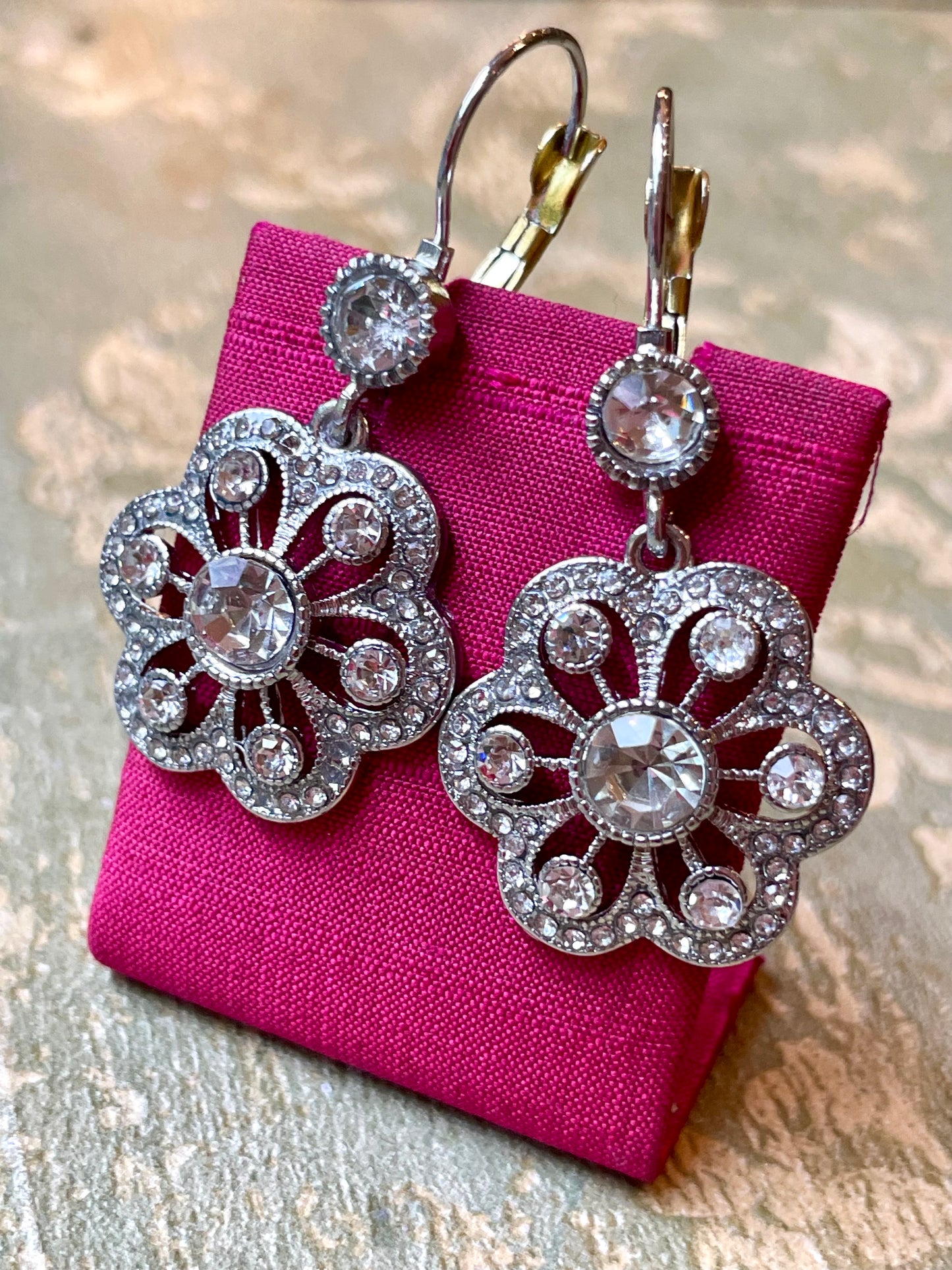 Romantici orecchini con fiore in strass, anni ‘50