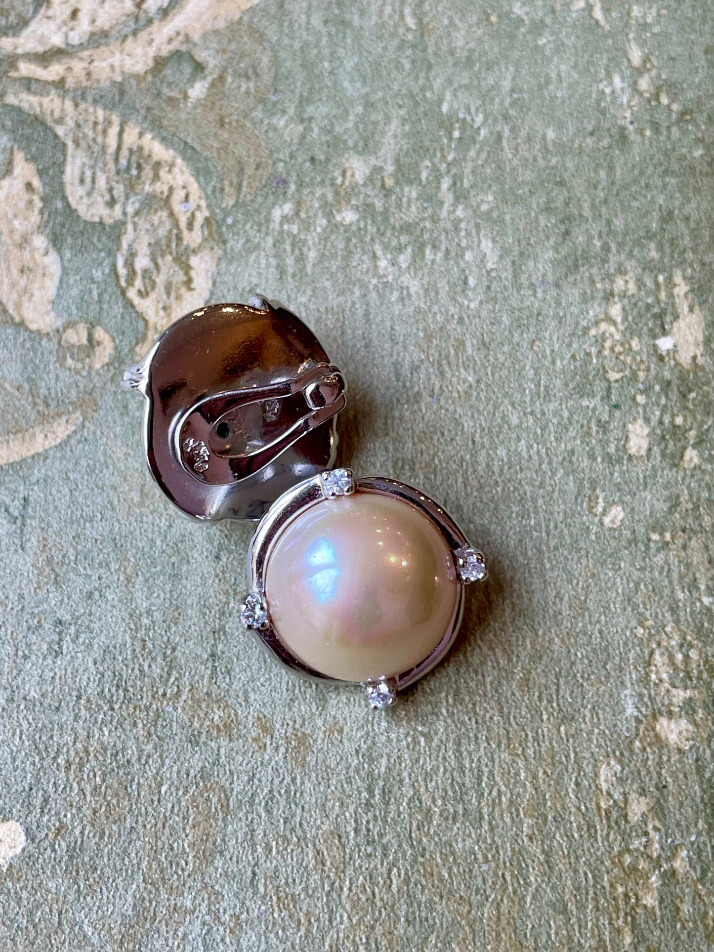 Orecchini a bottone in argento e perle mabe’, anni ‘80