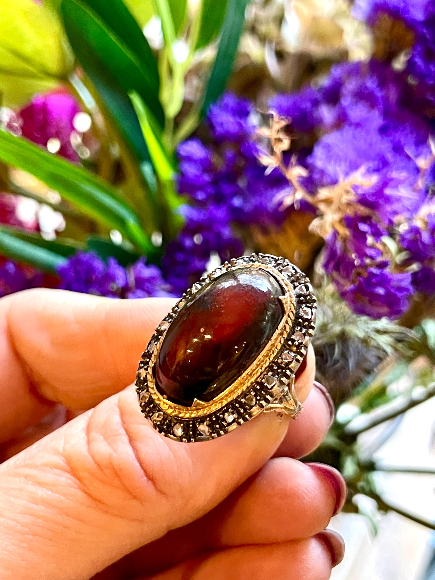 Incantevole anello halo con Ambra cabochon e rosette di diamanti, 1940/50