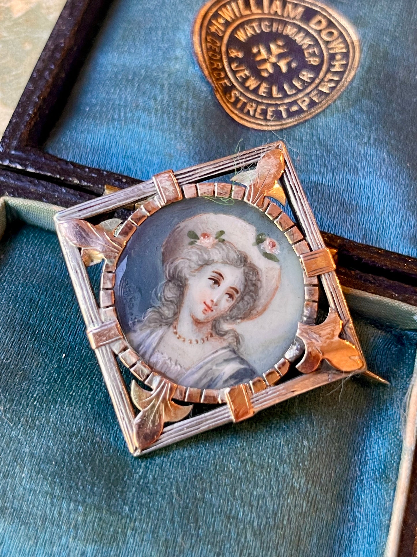 Raffinata spilla con miniatura dipinta con ritratto di dama, epoca vittoriana