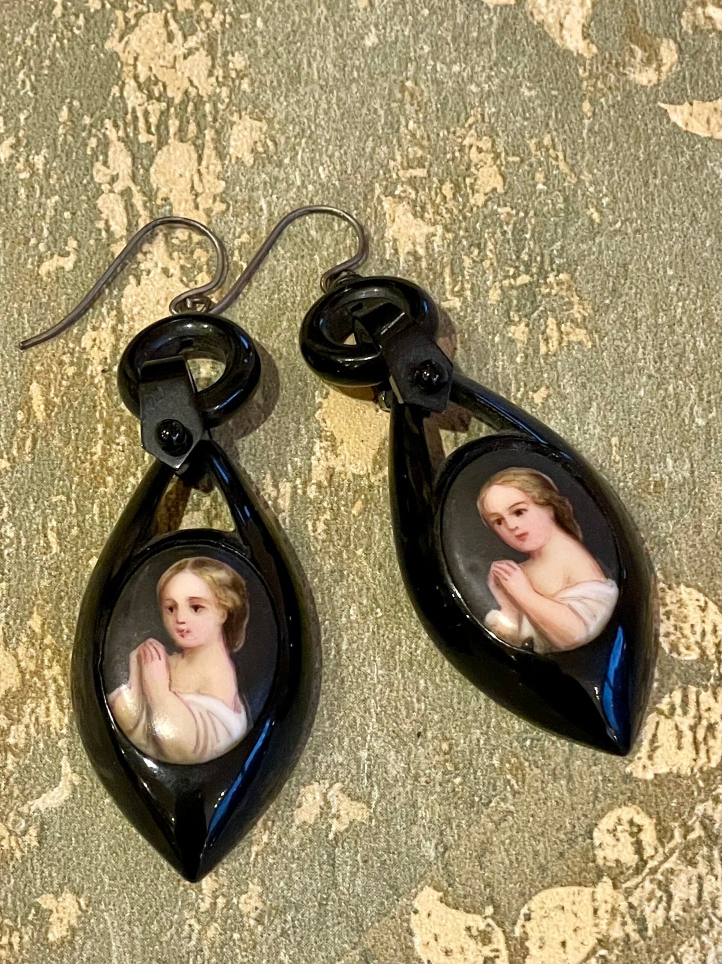 Orecchini vittoriani in whitby jet e miniatura dipinta, epoca vittoriana