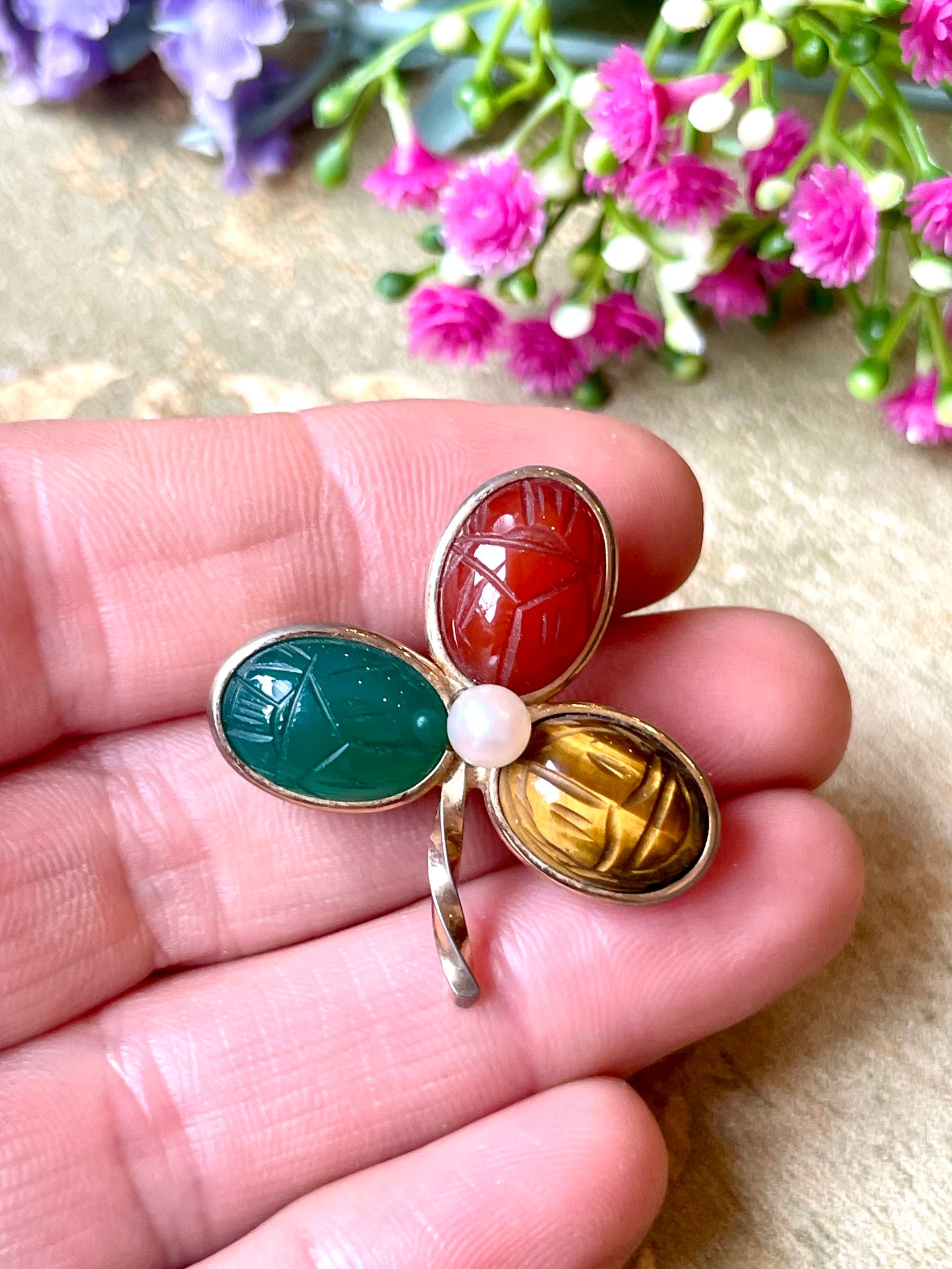 Spilla trifoglio Retour d’Egypte con scarabei in pietra dura