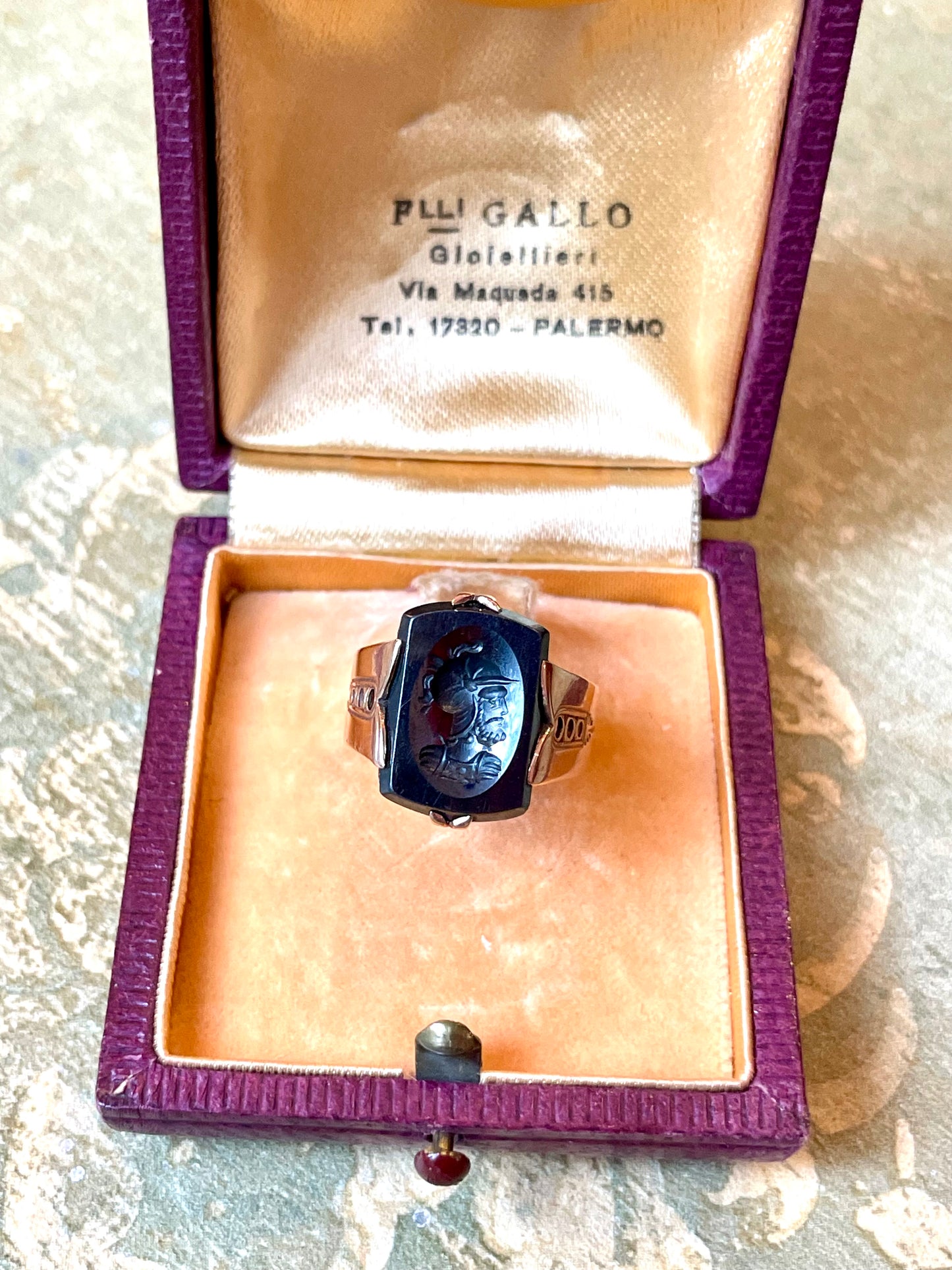 Anello chevalier con cammeo in labradorite, 1920/30