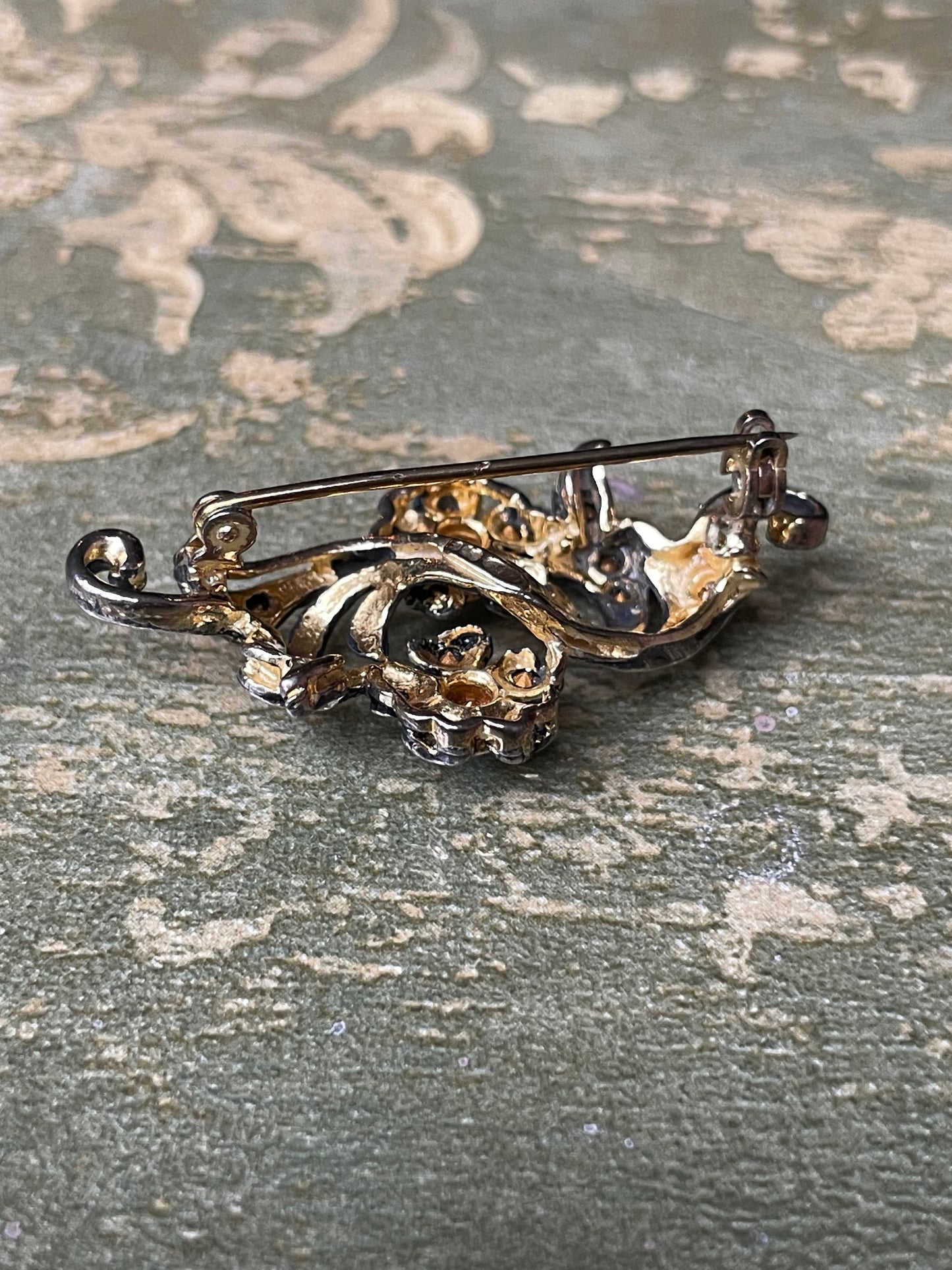 Romantica spilla in argento con tralcio di fiori, anni ‘50