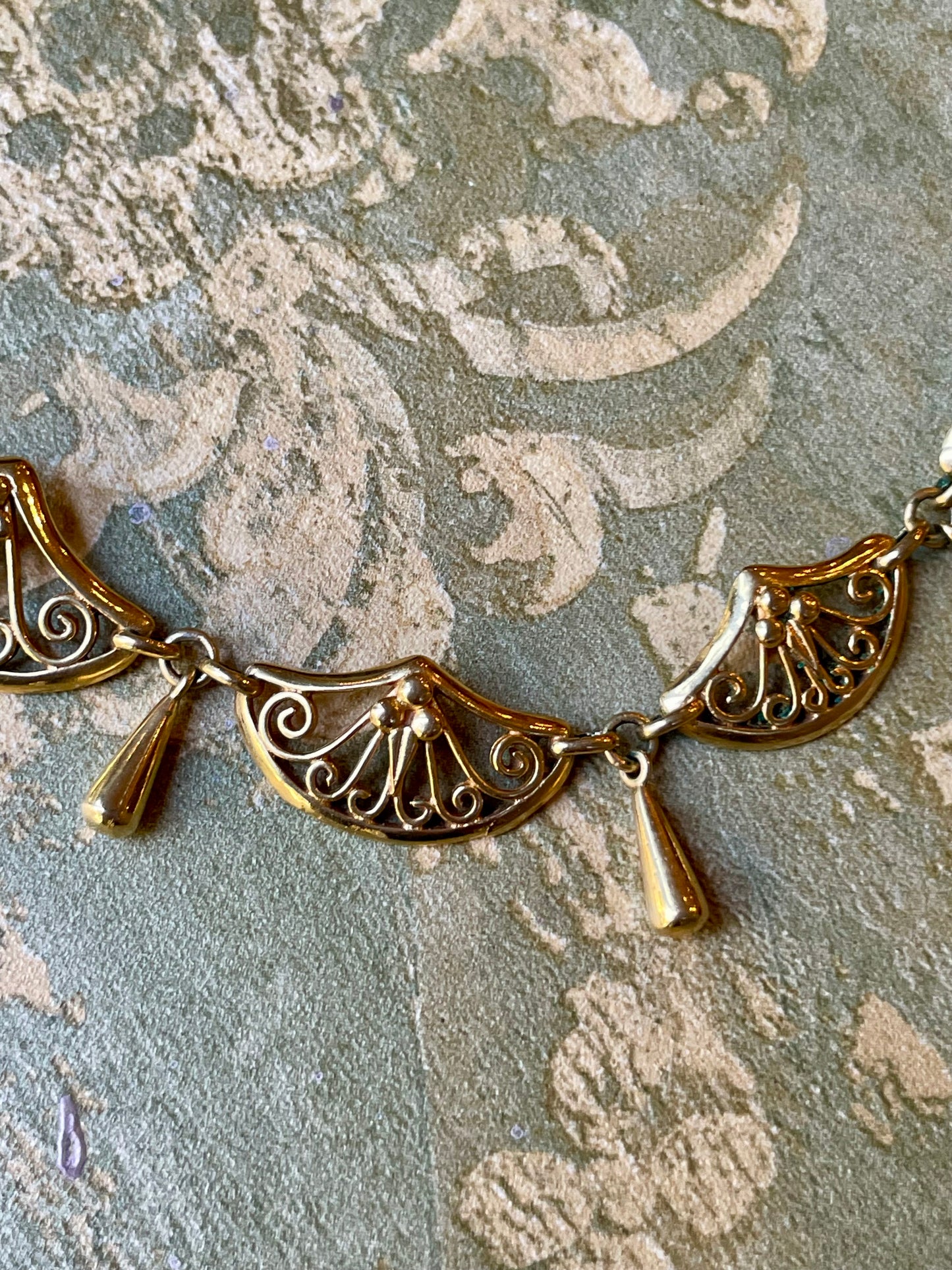 Sofisticata collana dorata Art Nouveau