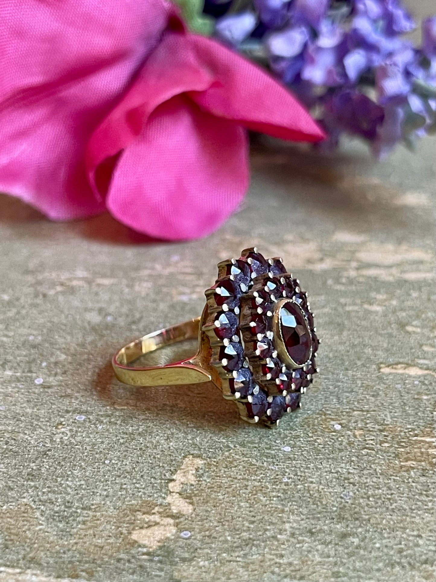 Anello a grappolo con granati boho, anni ‘40/50