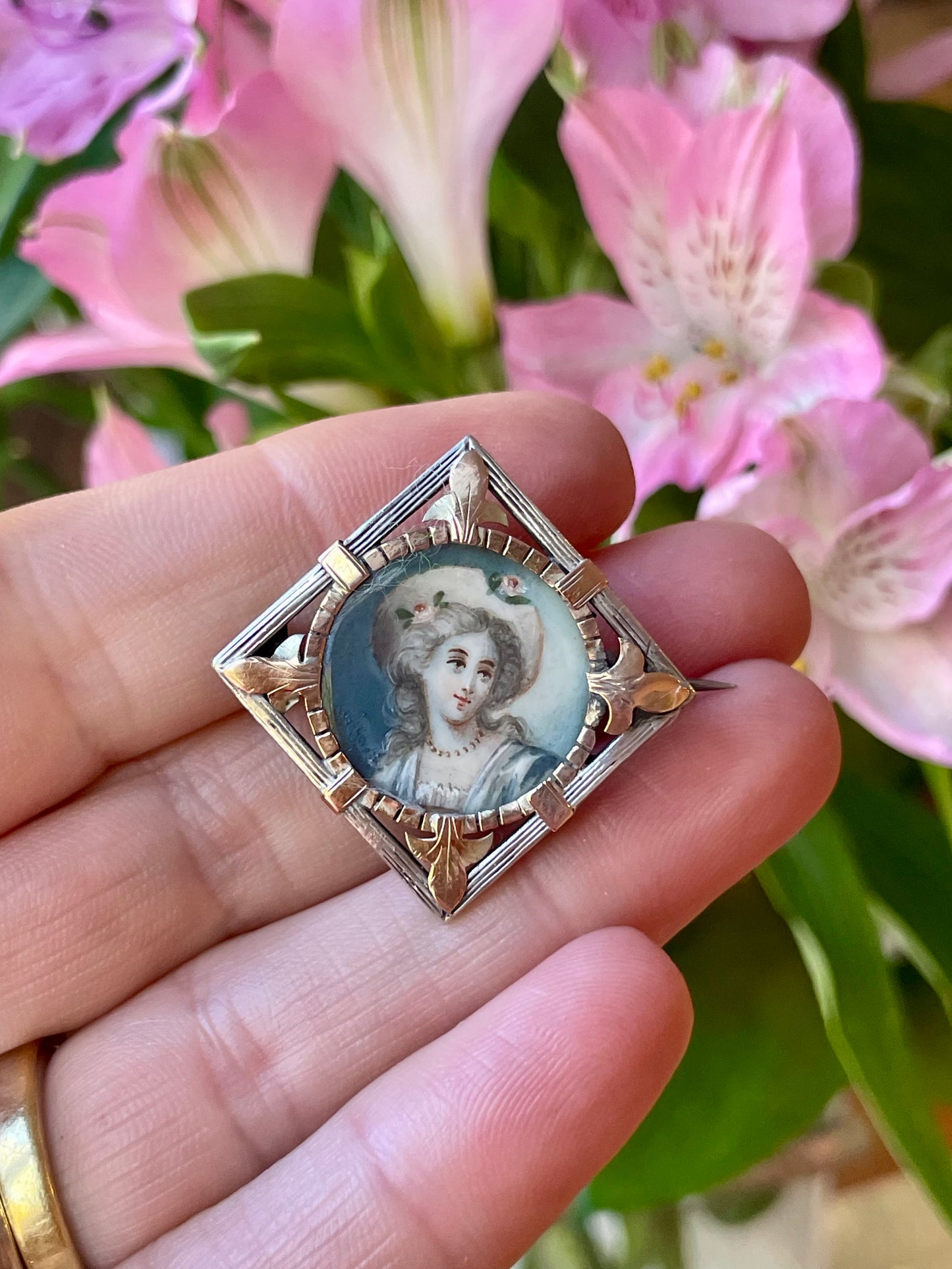 Raffinata spilla con miniatura dipinta con ritratto di dama, epoca vittoriana