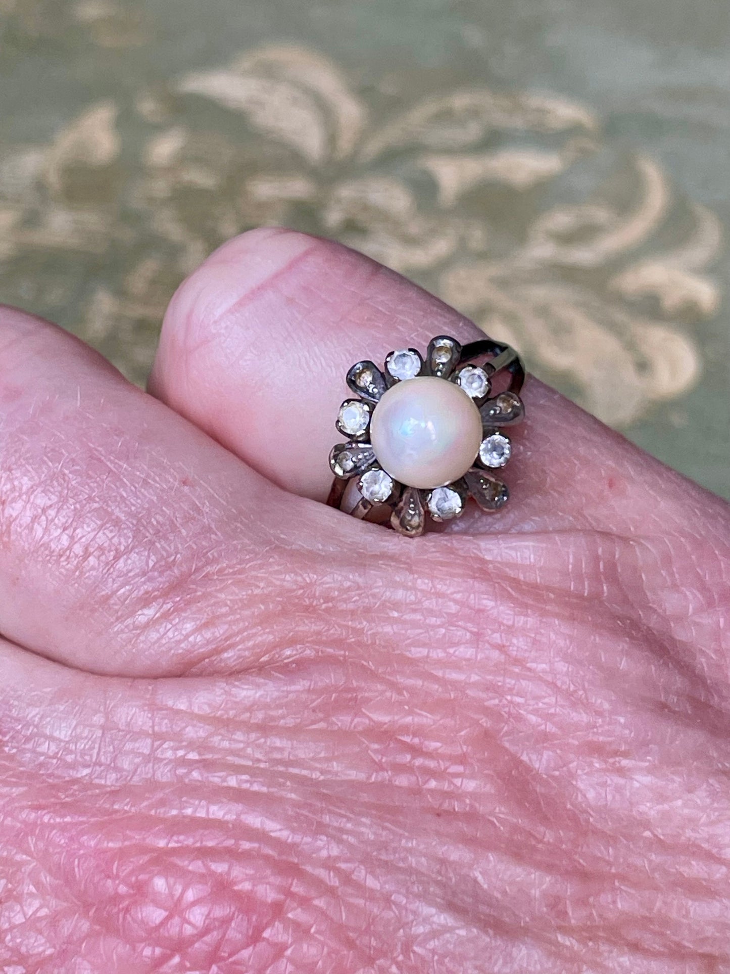 Incantevole anello Aureola in oro bianco e perla, anni ‘50