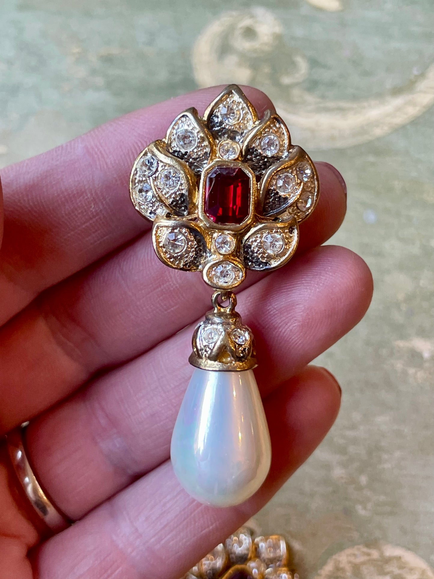 Stupendi orecchini con perla a goccia e cristalli, anni ‘80