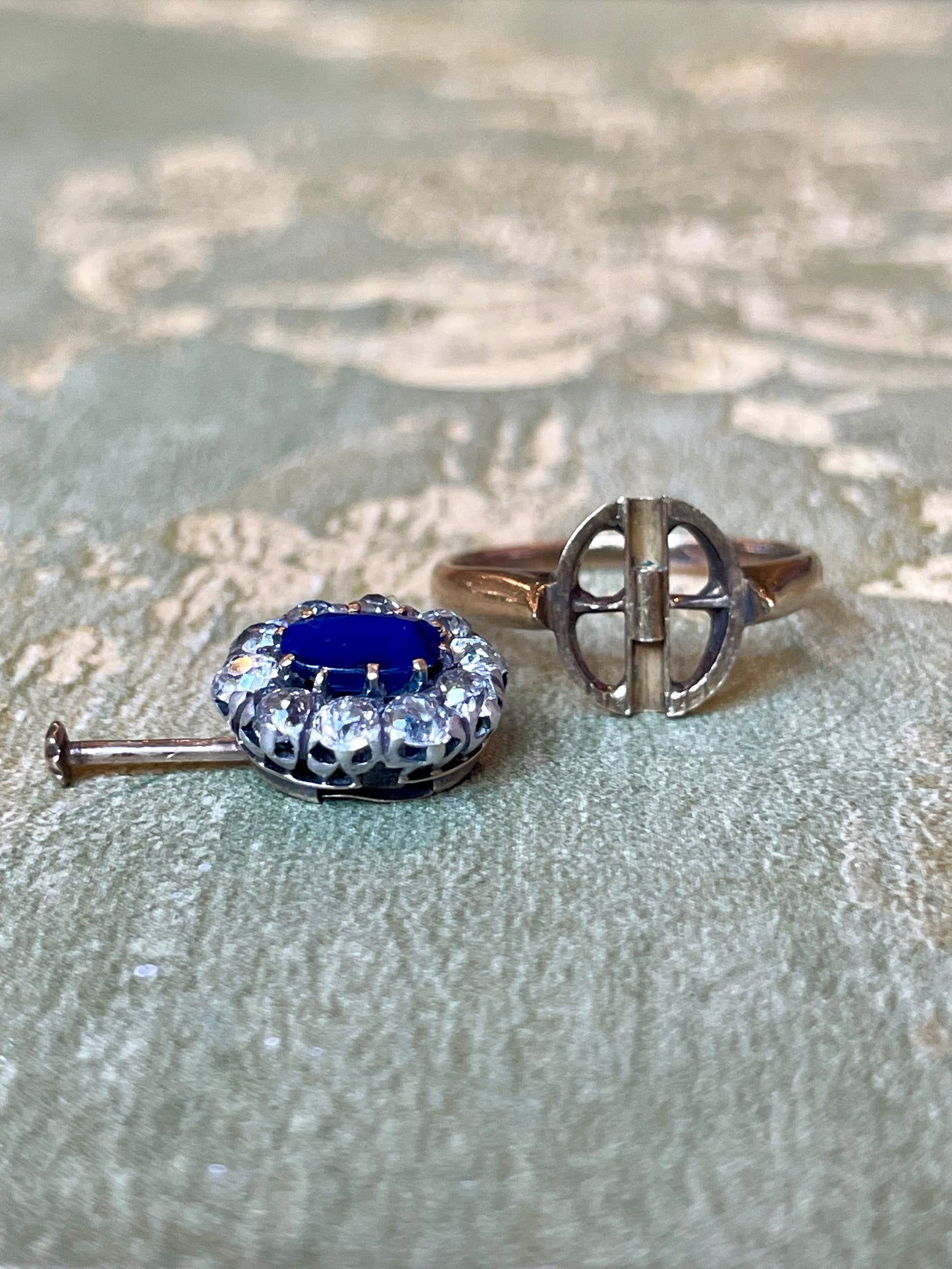 Stupendo anello a margherita con zaffiro naturale e diamanti, epoca vittoriana