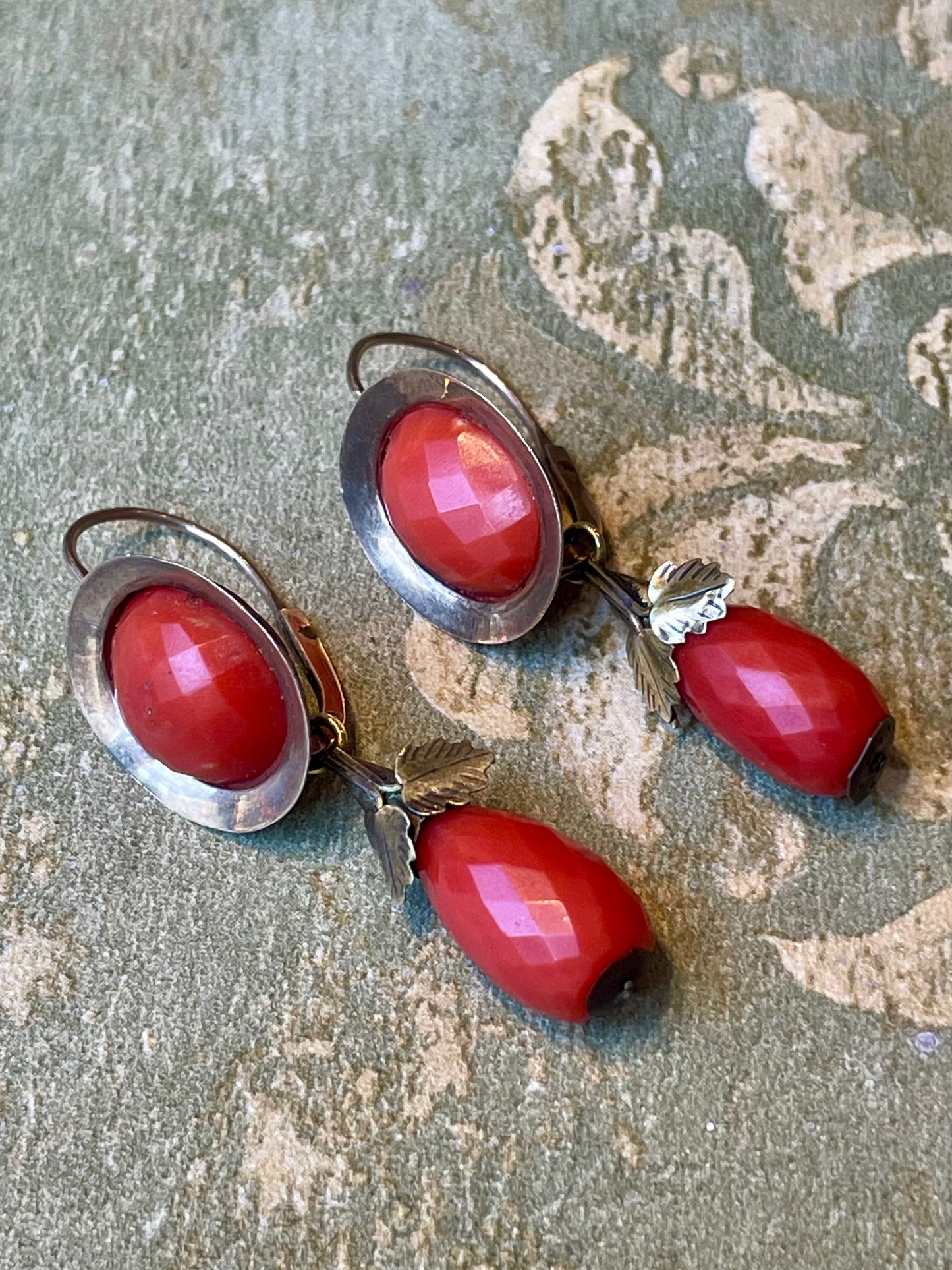 Orecchini italiani di epoca vittoriana in corallo naturale sfaccettato