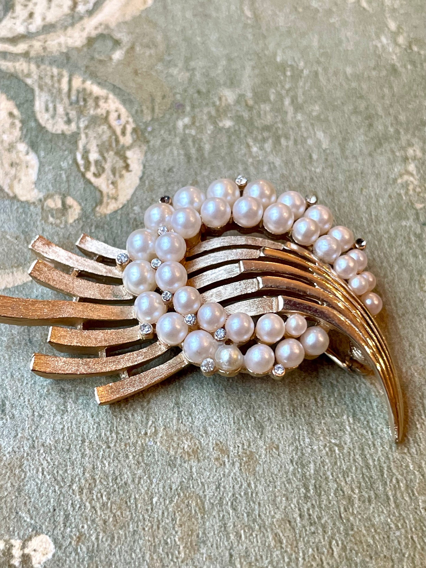 Spilla Cornucopia con perle, Trifari, anni ‘40/50