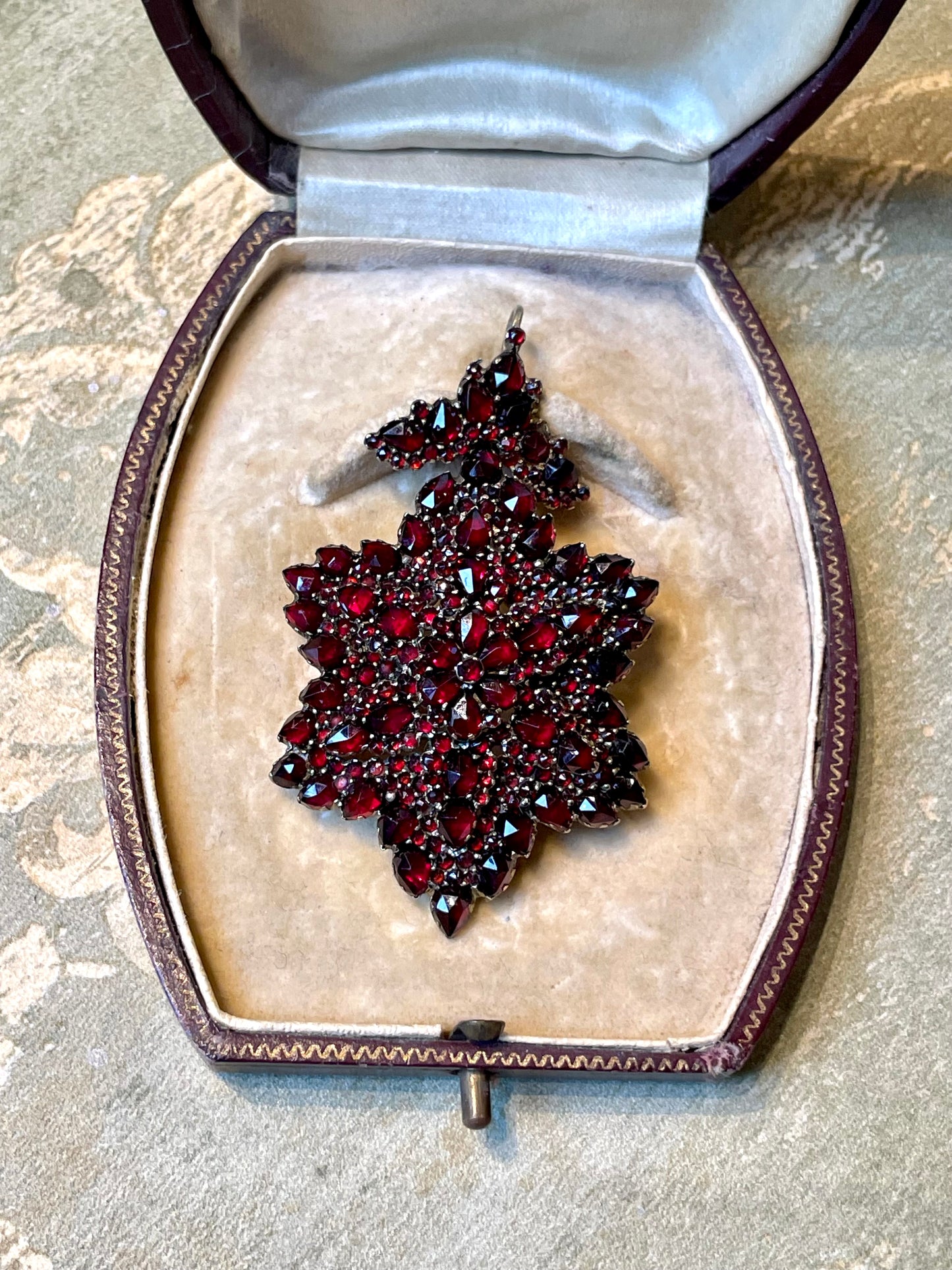 Elegante pendente vittoriano a stella in granati almandini