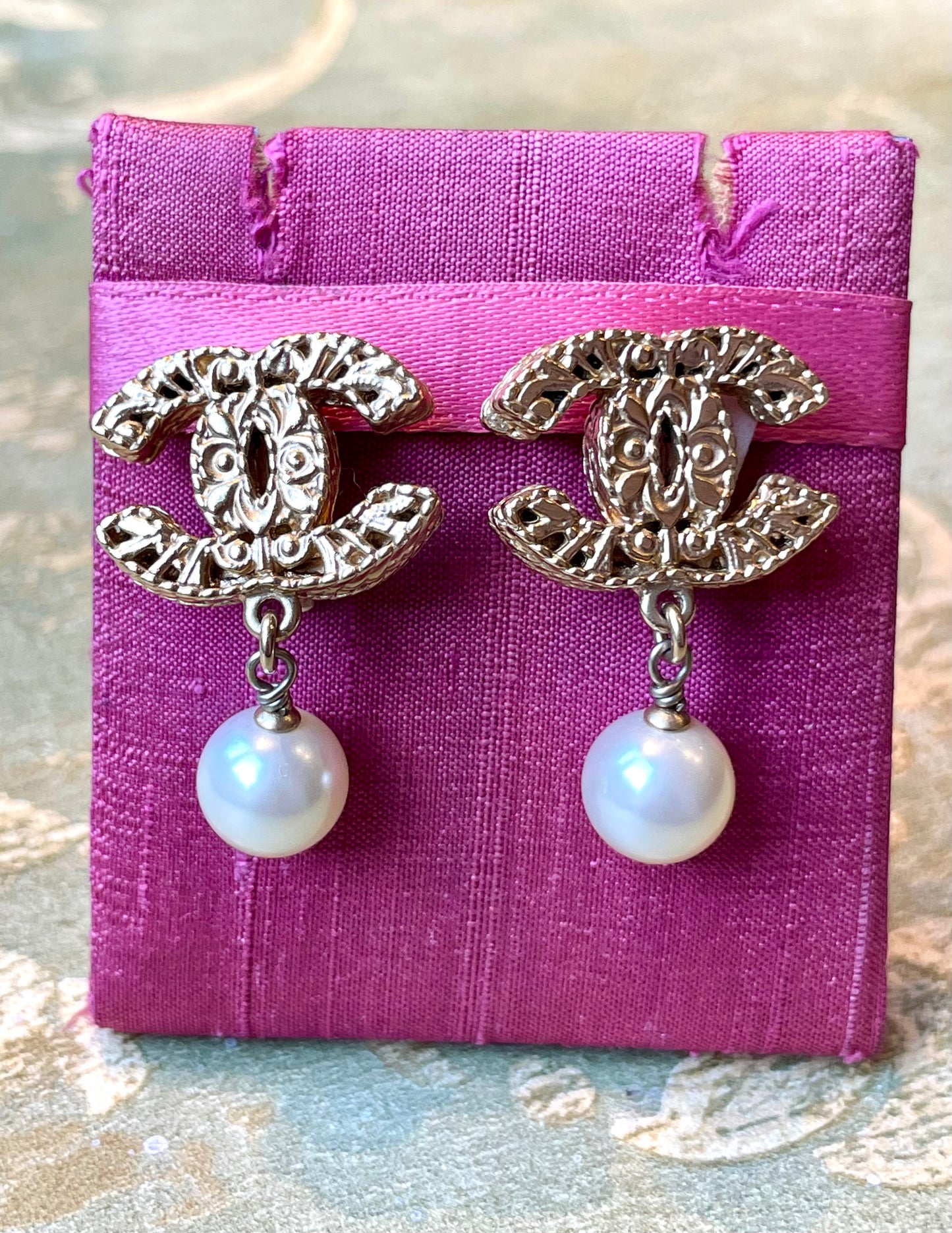 Iconici Orecchini Chanel con perla