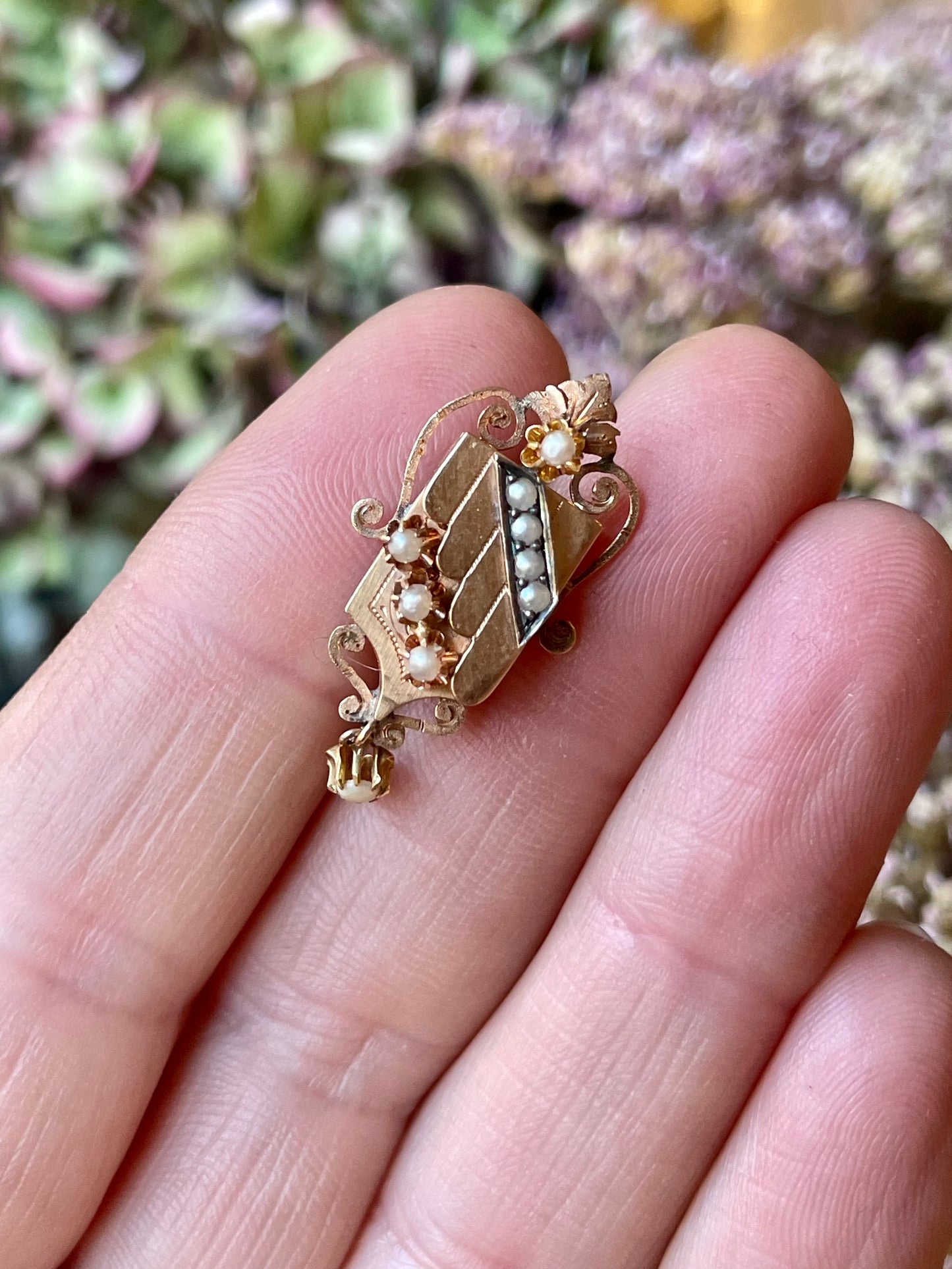 Orecchini traversine in lamina d’oro rosa e perle, epoca vittoriana