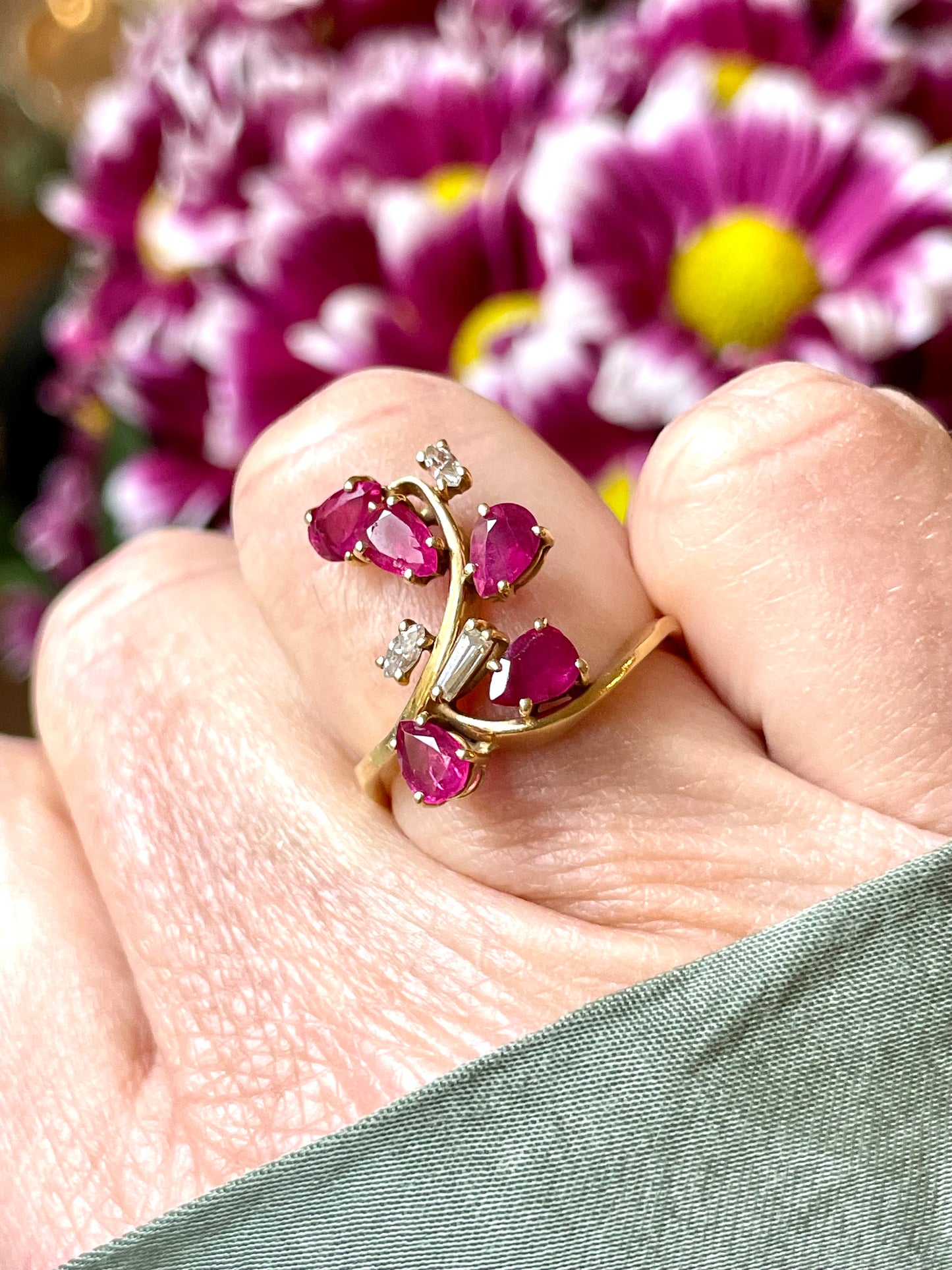 Radioso anello con ramo di fiori con rubini e diamanti, anni ‘50