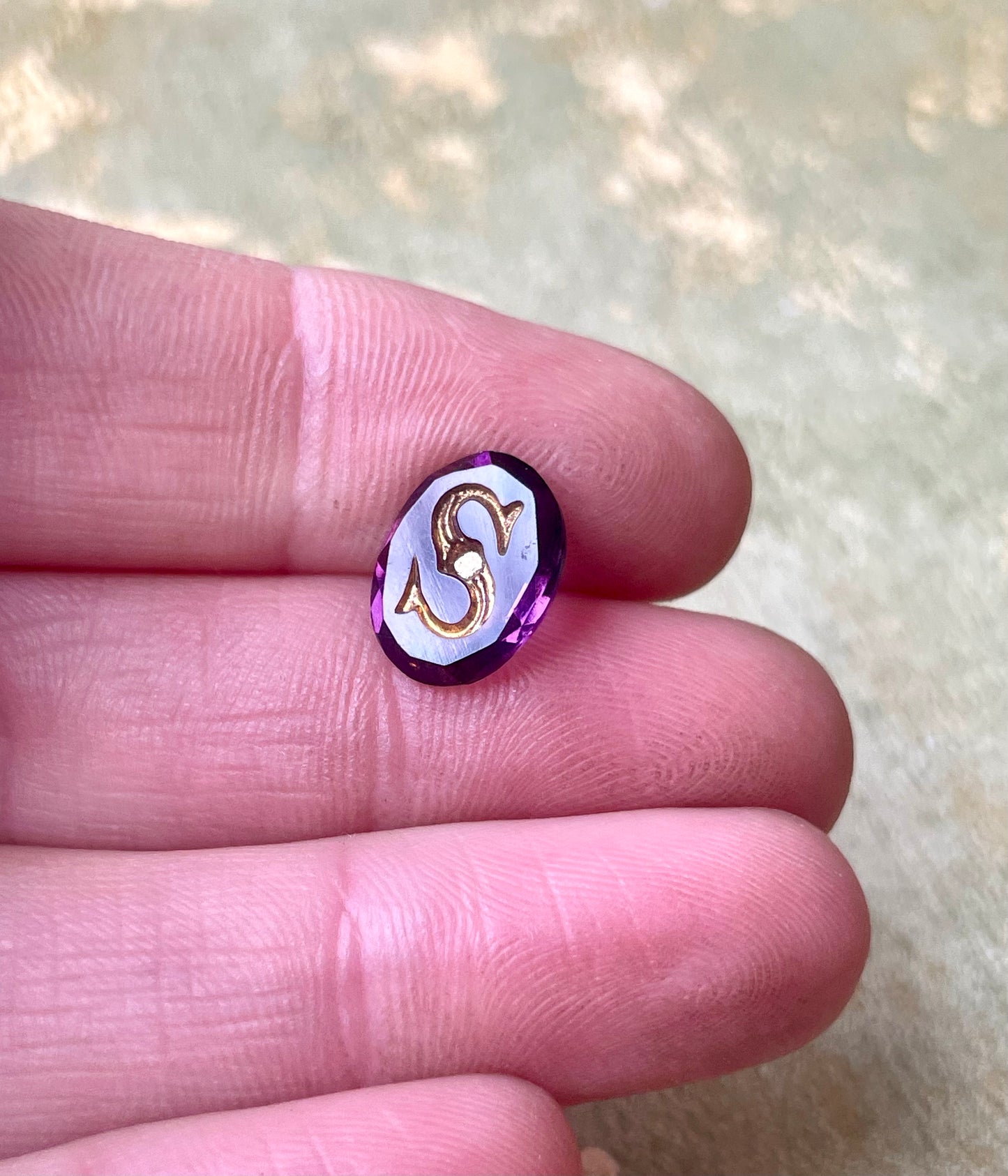 Intaglio con iniziale S in Gemma di vetro ametista antica, epoca vittoriana