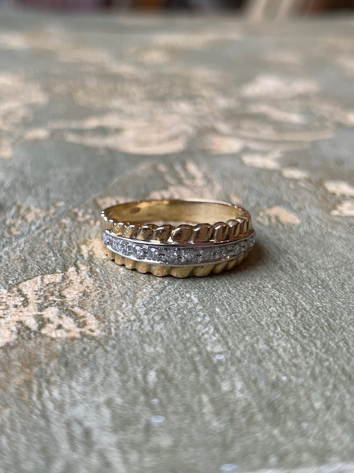 Fascia in oro giallo con pave’ di diamanti, anni ‘70