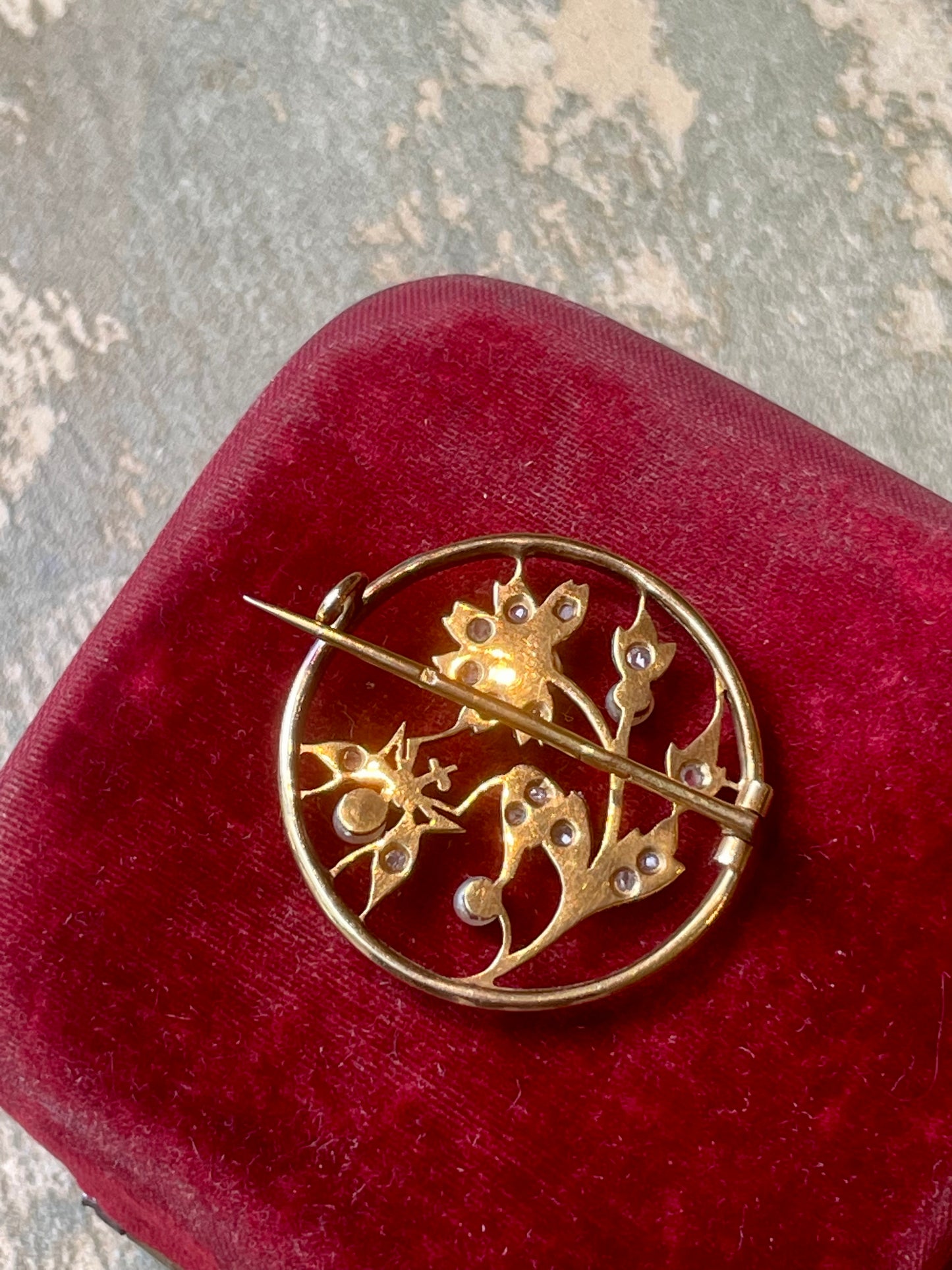 Romantica spilla con fiore e insetto, Liberty