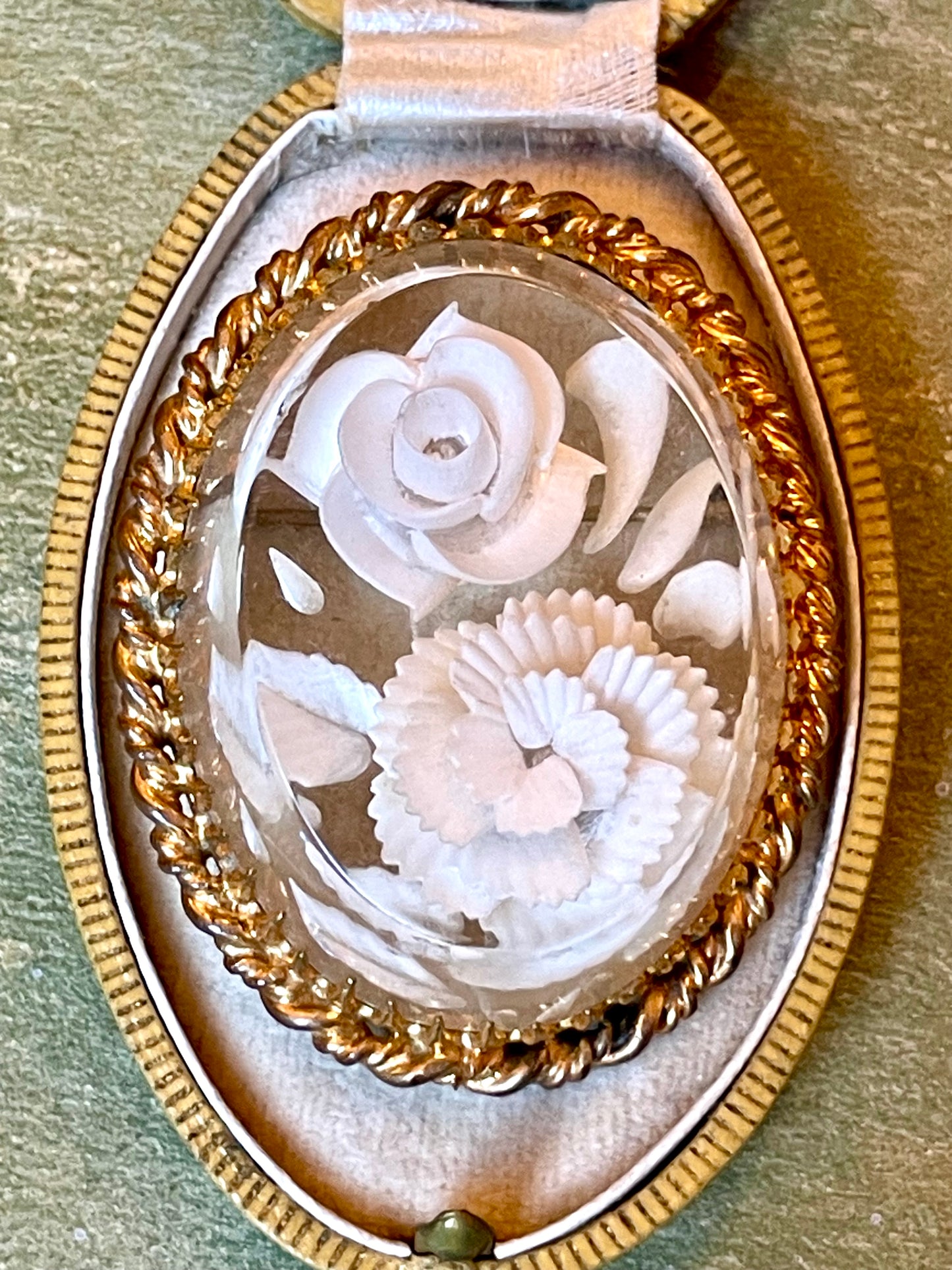 Stupenda spilla in lucite intarsiata con motivi floreali, anni ‘30/40