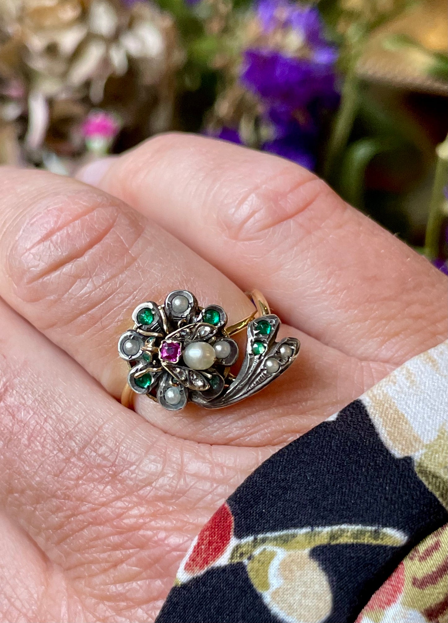 Affascinante anello con piccola mosca su un fiore, epoca georgiana