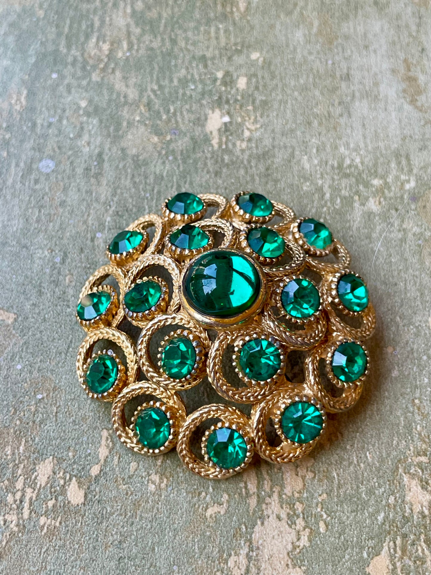 Meravigliosa spilla Tourbillon con strass verdi, Francia, anni ‘50/60