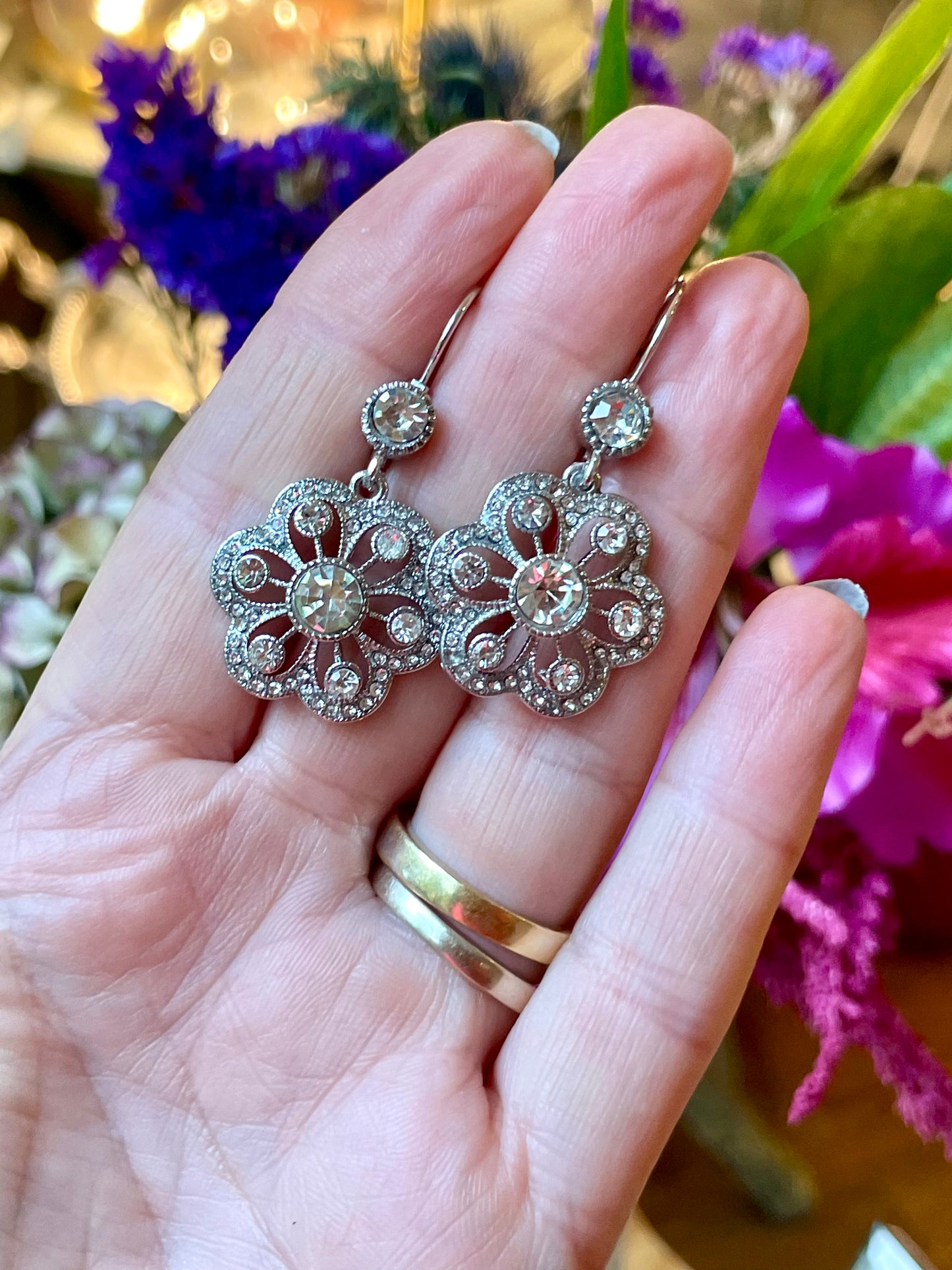 Romantici orecchini con fiore in strass, anni ‘50
