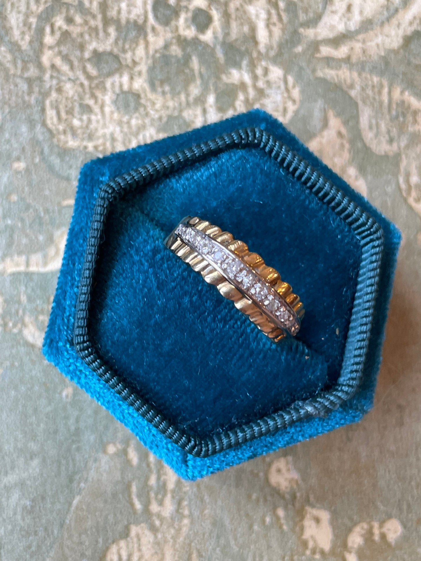 Fascia in oro giallo con pave’ di diamanti, anni ‘70