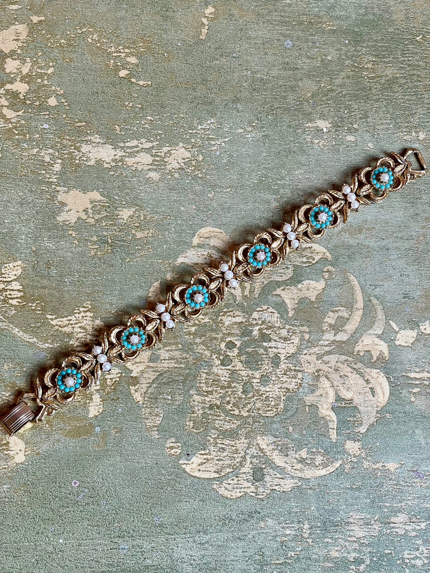 Sofisticato bracciale dorato con piccole perle e pasta di turchesi, anni ‘40/50