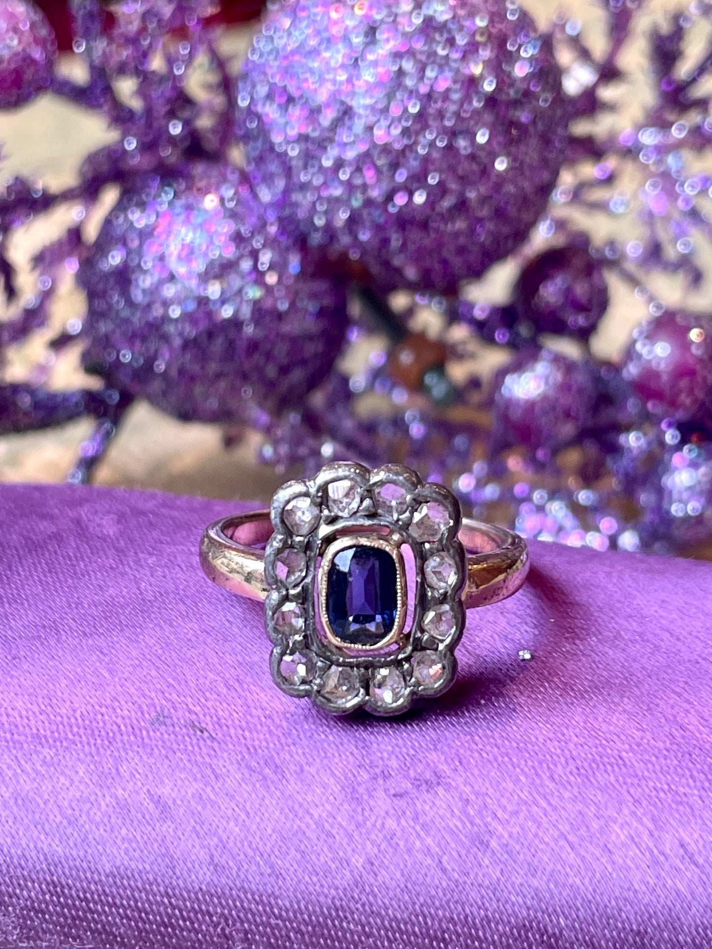 Romantico anello vittoriano con zaffiro e rosette di diamanti