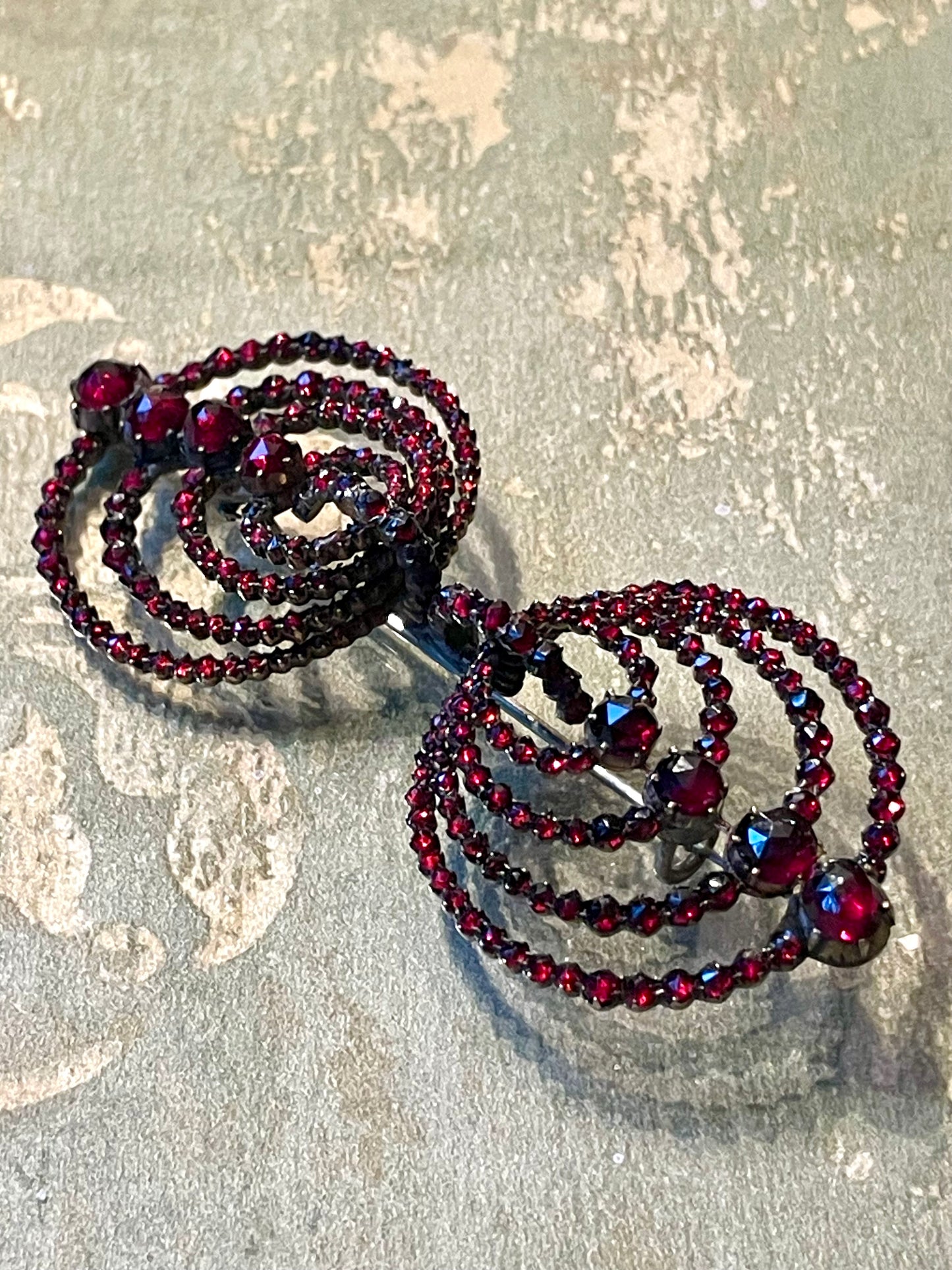 Spilla vittoriana doppio cerchio in granati boho