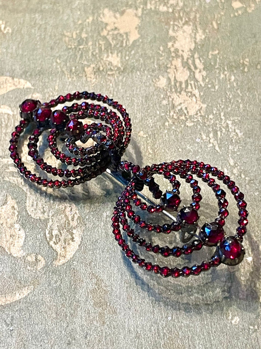 Spilla vittoriana doppio cerchio in granati boho