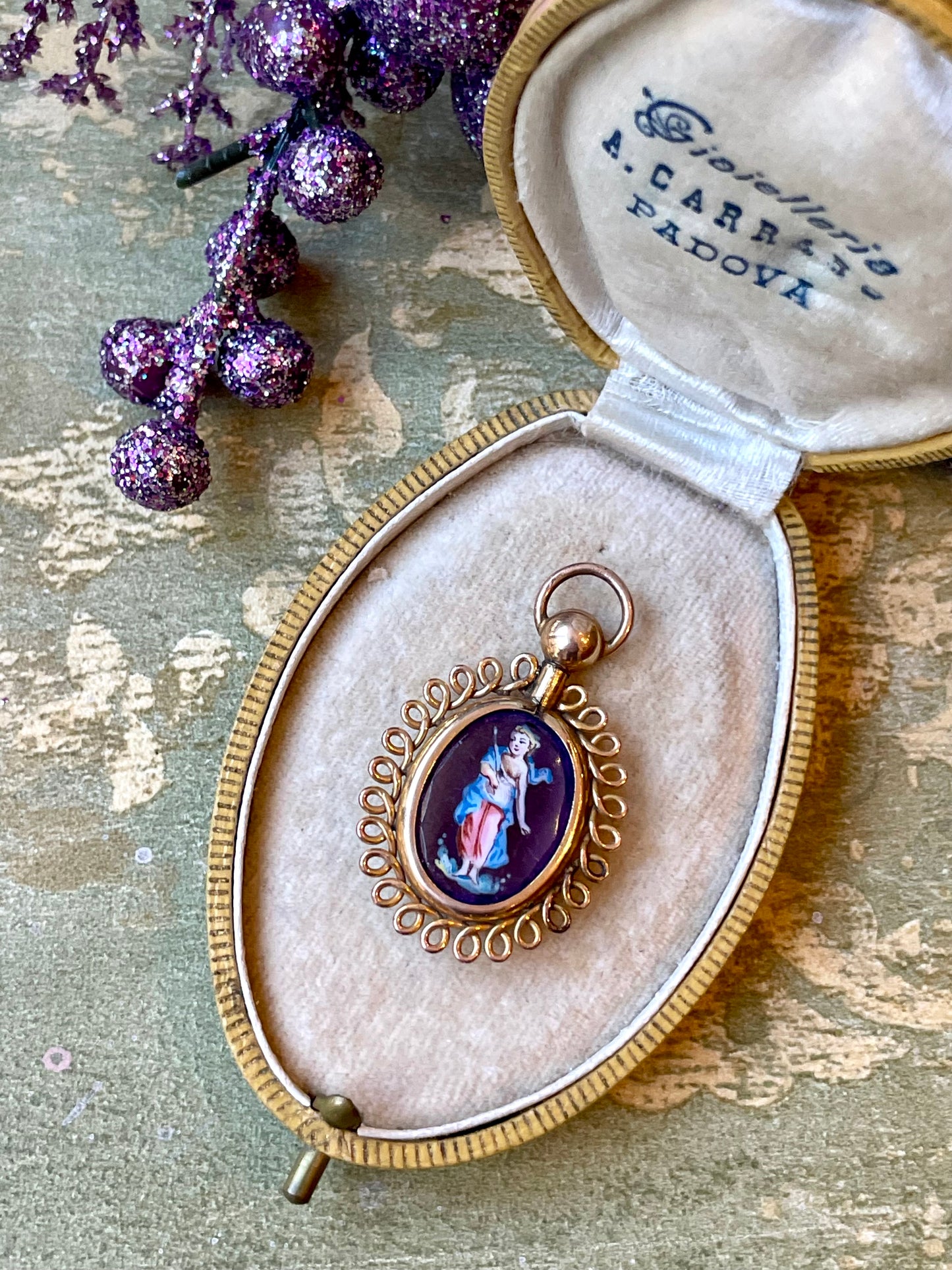 Pendente in ametista con amorino dipinto, epoca vittoriana