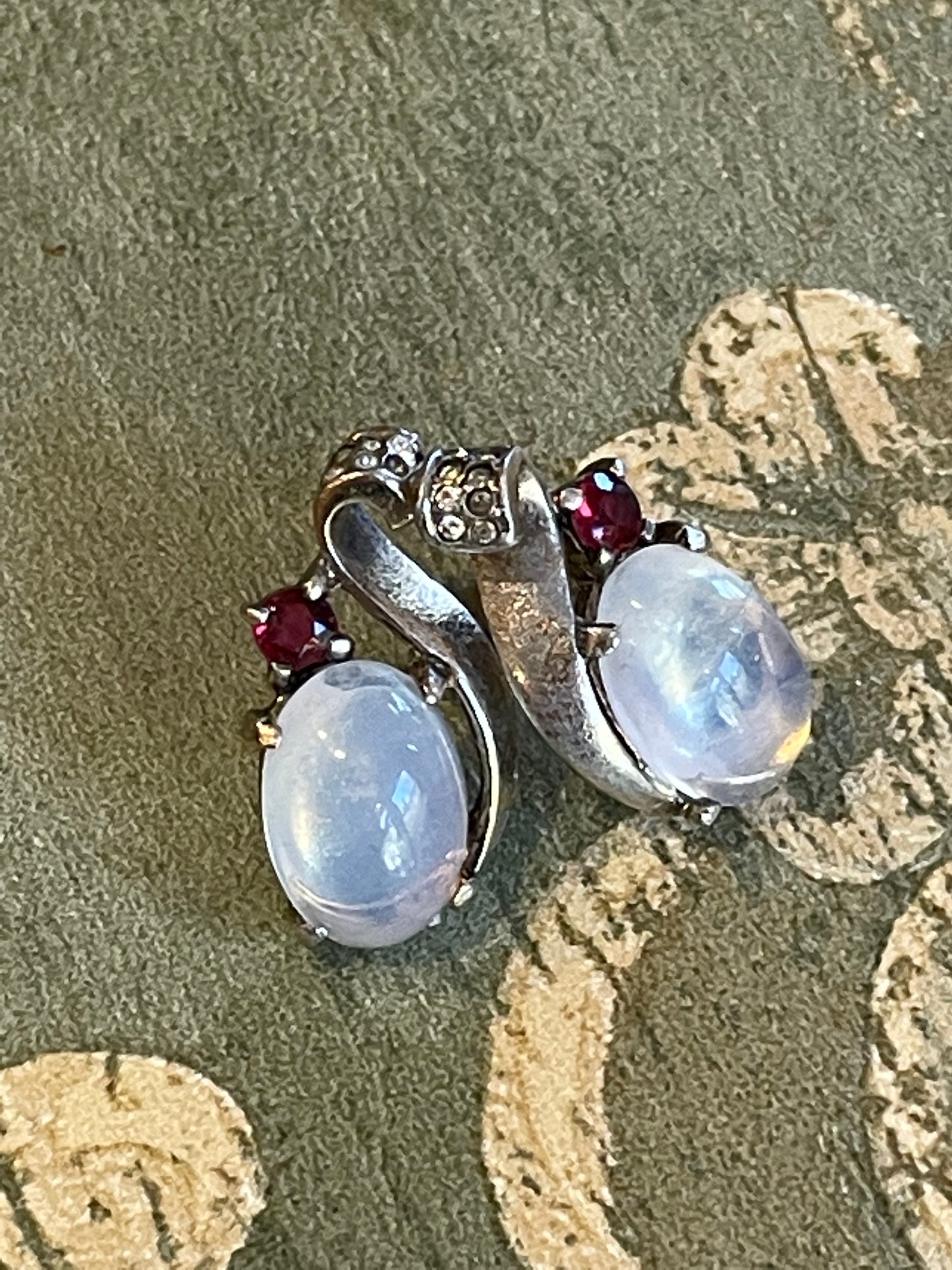 Orecchini in argento e claire de lune, Trifari, anni ‘40/50