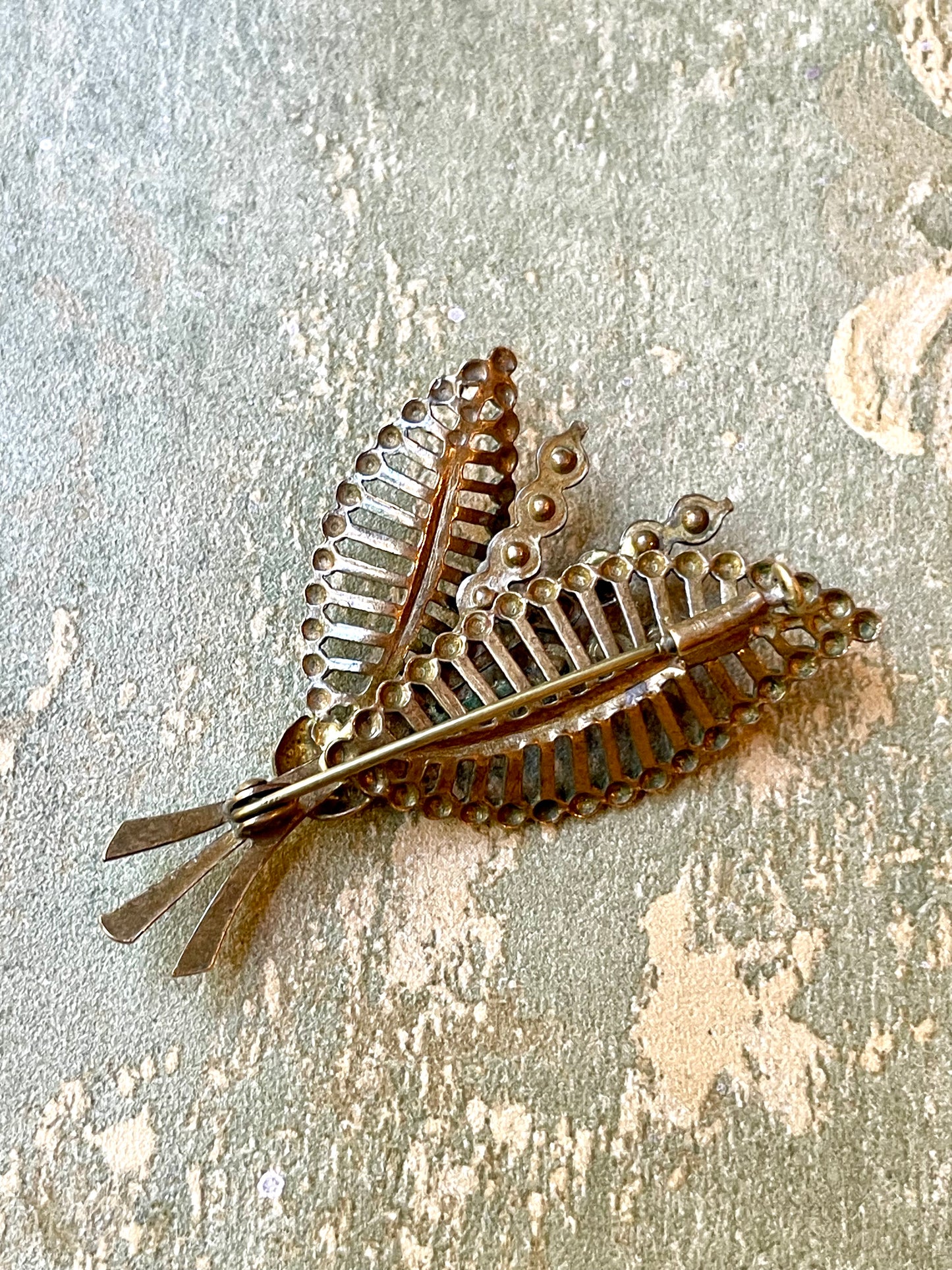 Spilla dorata ramo di fiori con cristalli, anni ‘50