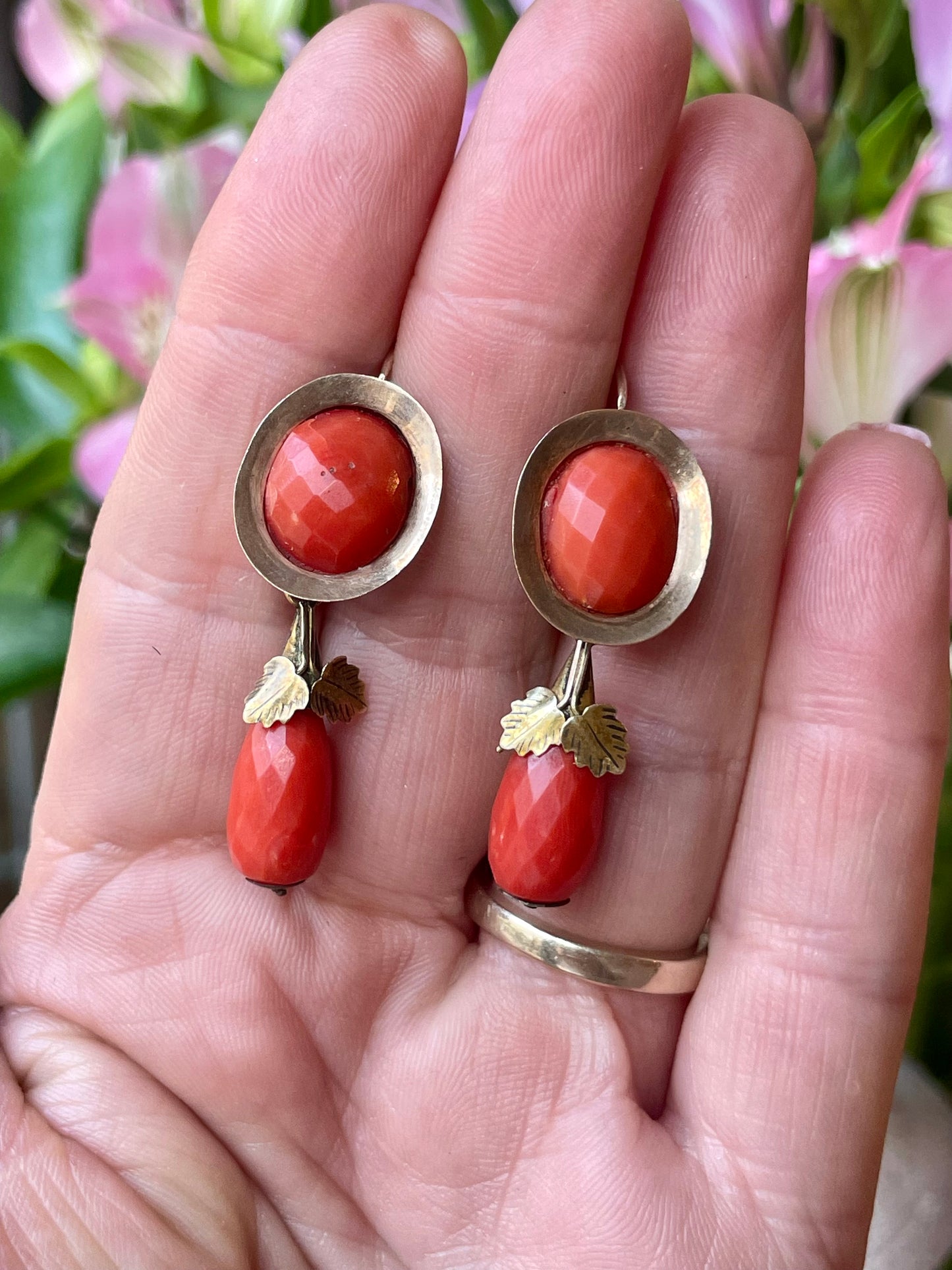 Orecchini italiani di epoca vittoriana in corallo naturale sfaccettato