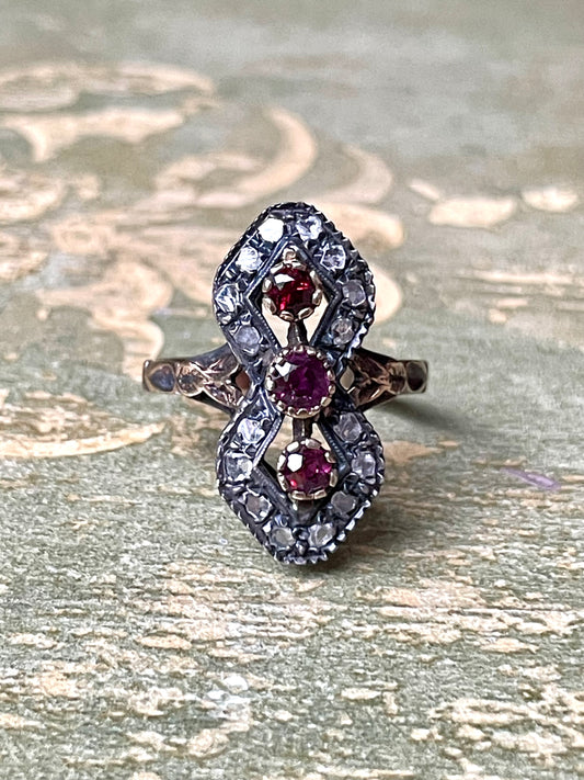 Incantevole anello vittoriano con rosette di diamanti e rubini