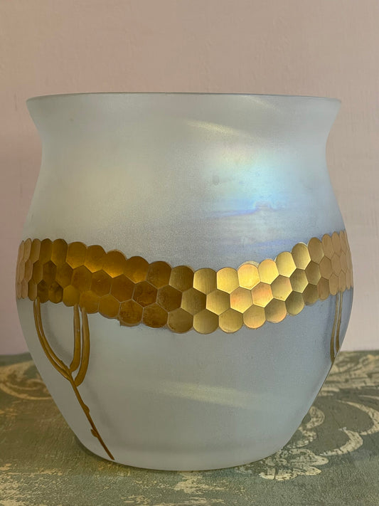 Vaso in vetro lattimo e decorazione dorata, Vienna, 1900/1920