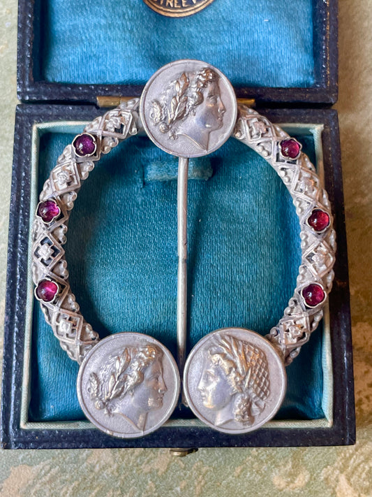 Stupenda spilla in argento con profili neoclassici