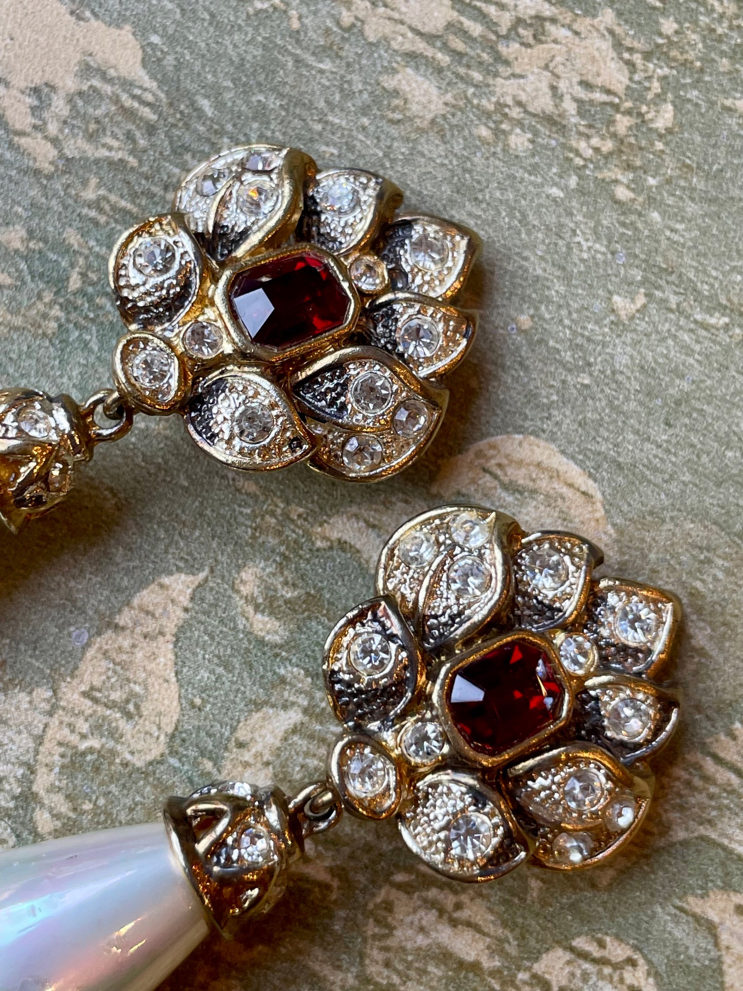 Stupendi orecchini con perla a goccia e cristalli, anni ‘80