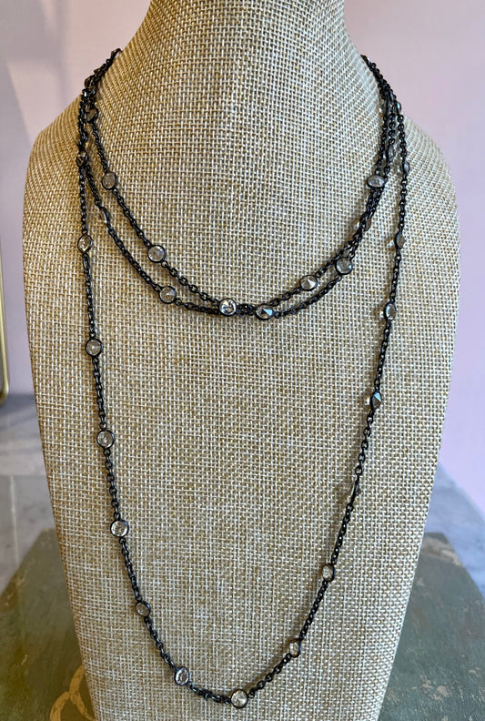 Lunga catena briolet in metallo e paste, vittoriana