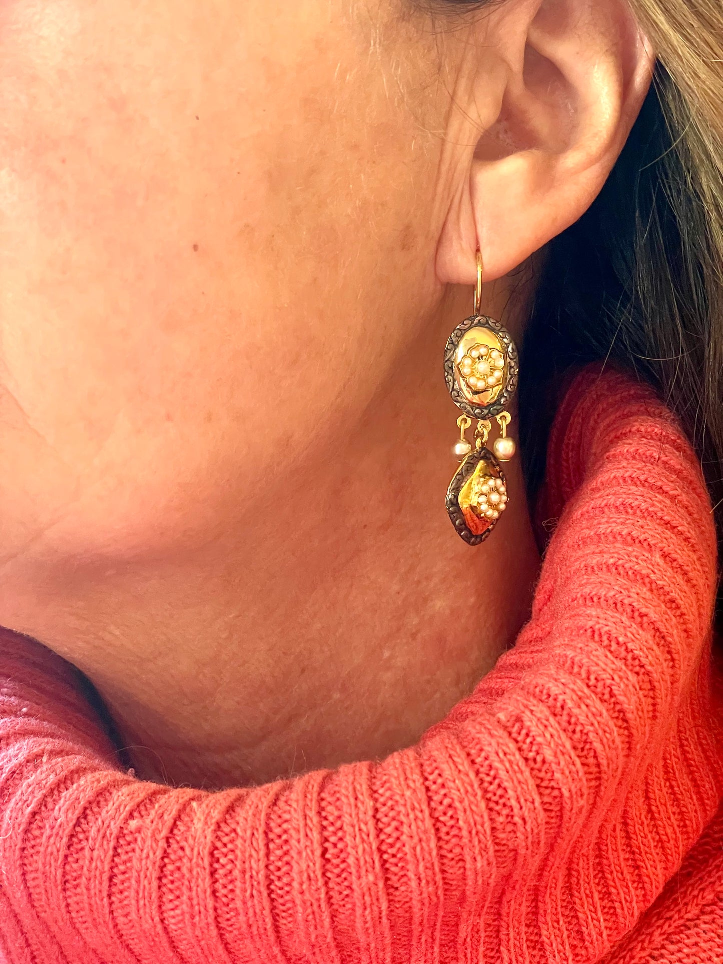 Romantici orecchini pendenti in stile borbonico